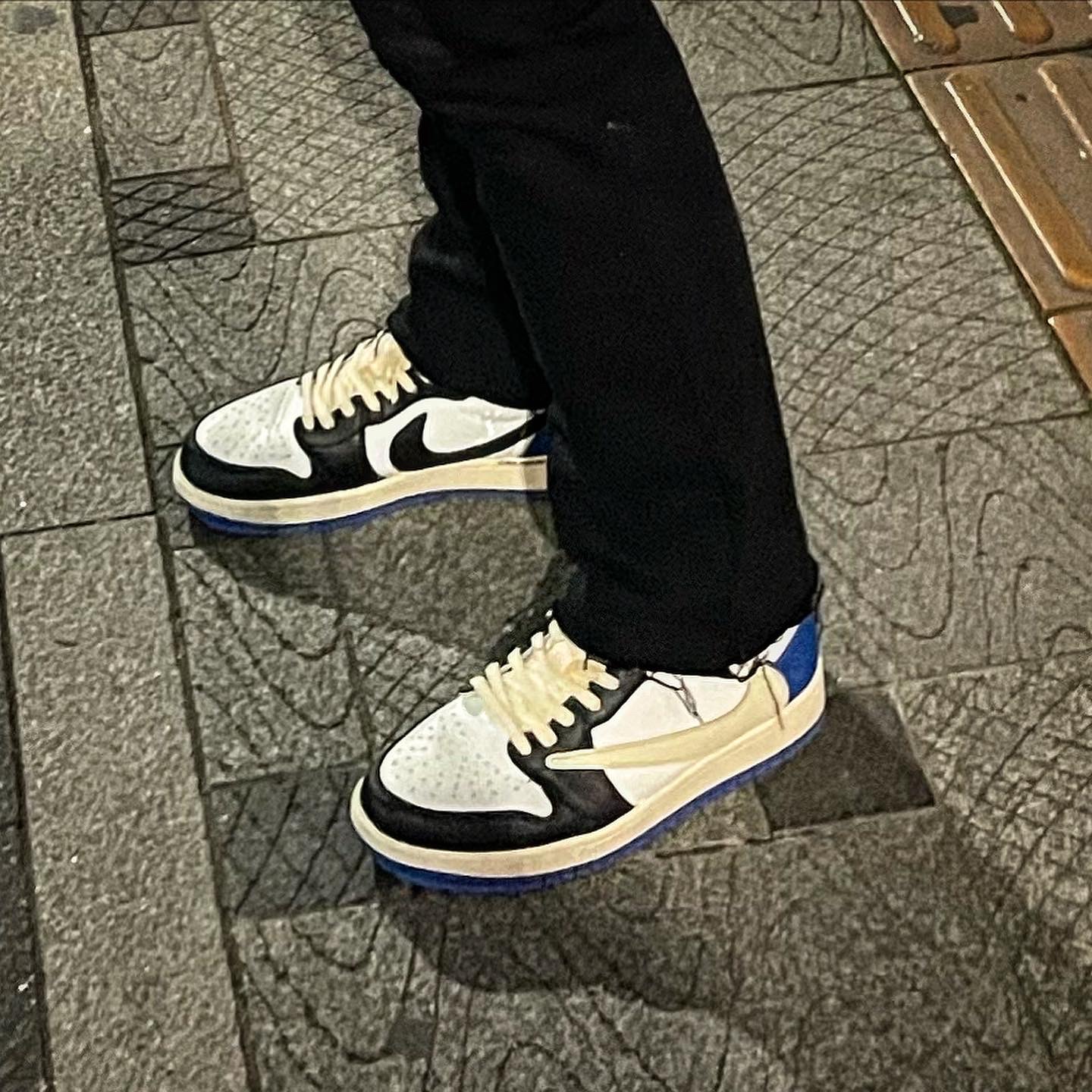 Jordan 1 x Travis Scott x Fragment Retro Low OG SP Military Blue, The North Face White Label Novelty Nuptse Down Jacket White 착용 스타일 - 2