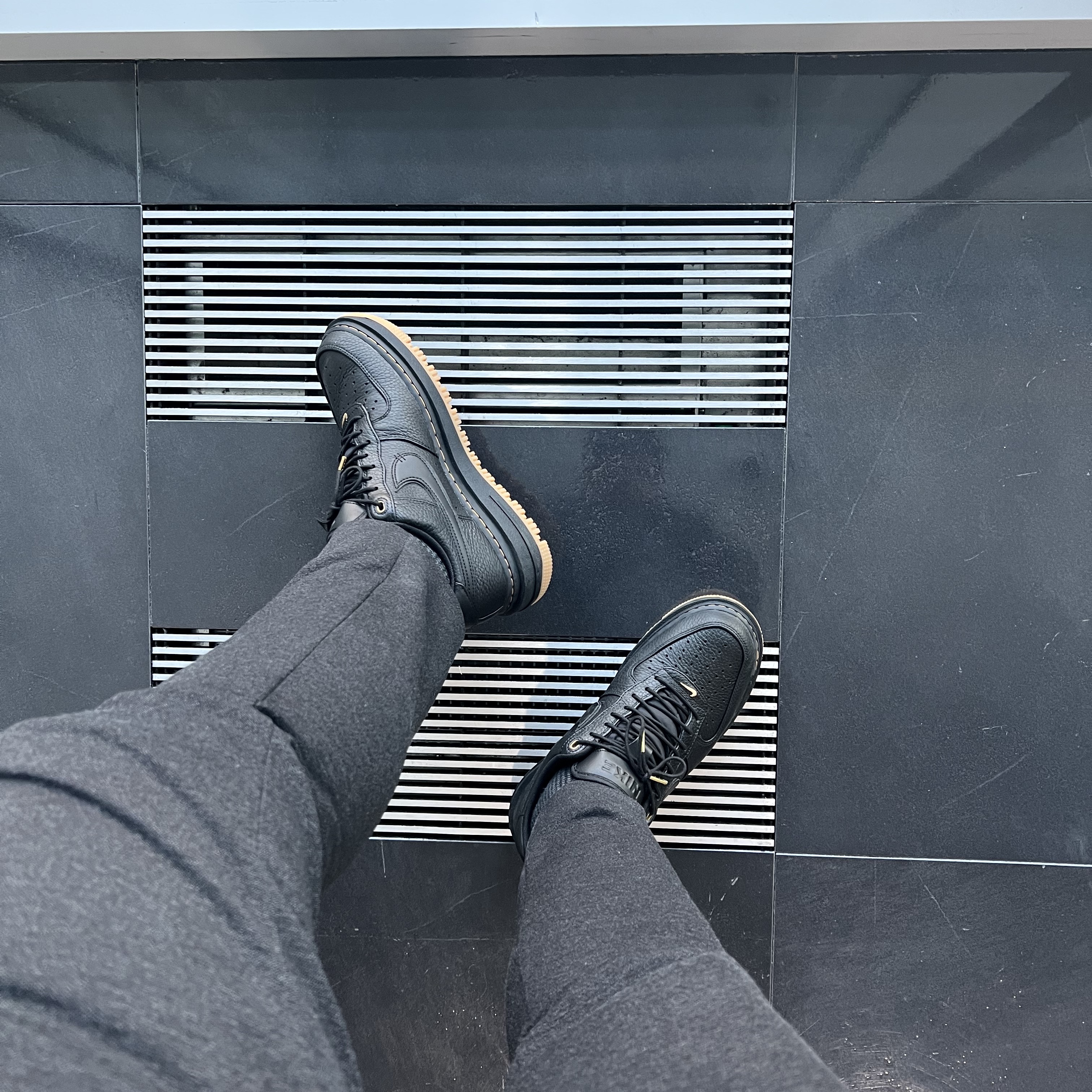 Nike Air Force 1 Luxe Black 착용 스타일