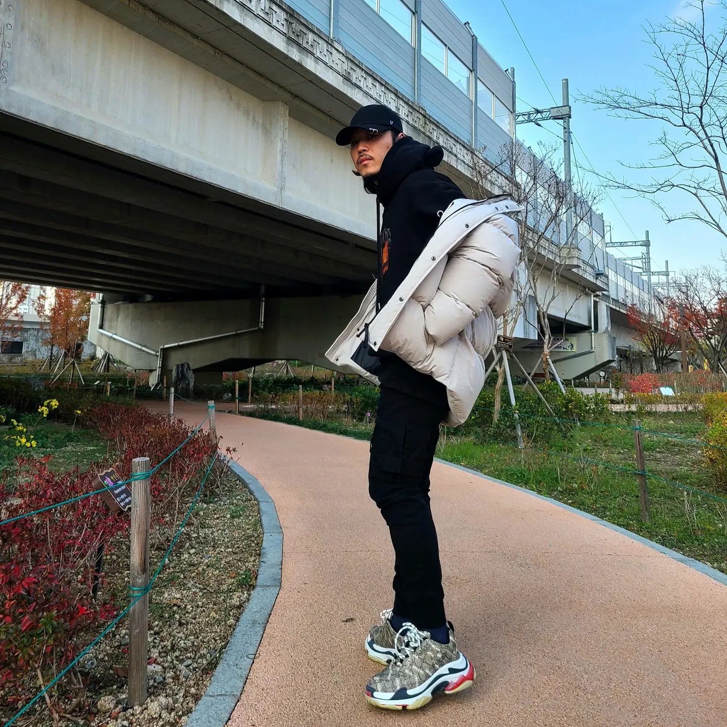 Balenciaga x Gucci The Hacker Project Triple S Sneakers Beige Ebony GG Supreme Black White Red 착용 스타일 - 1