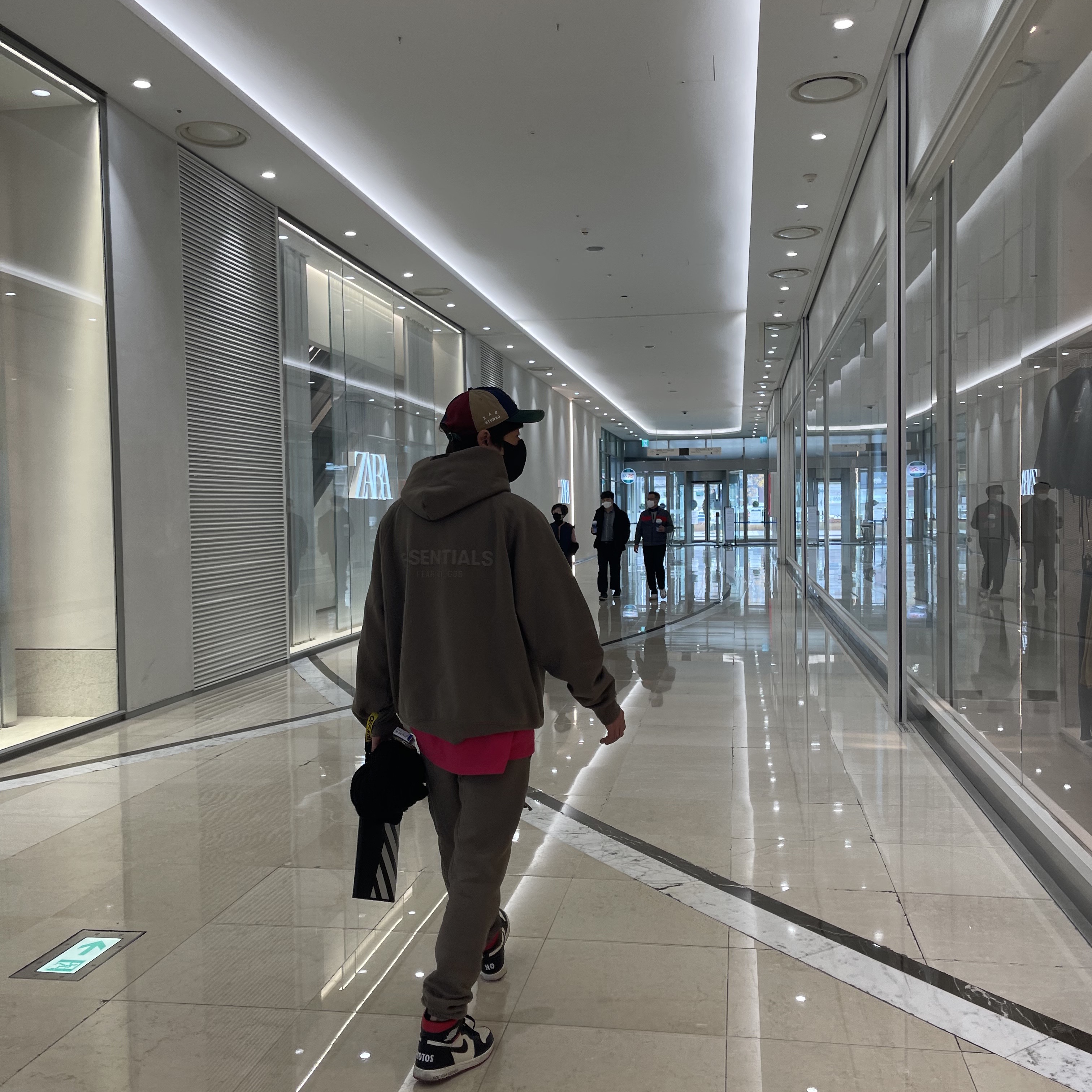 Essentials Pull-Over Hoodie Harvest - 21FW, Essentials Sweatpants Harvest - 21FW 착용 스타일 - 3