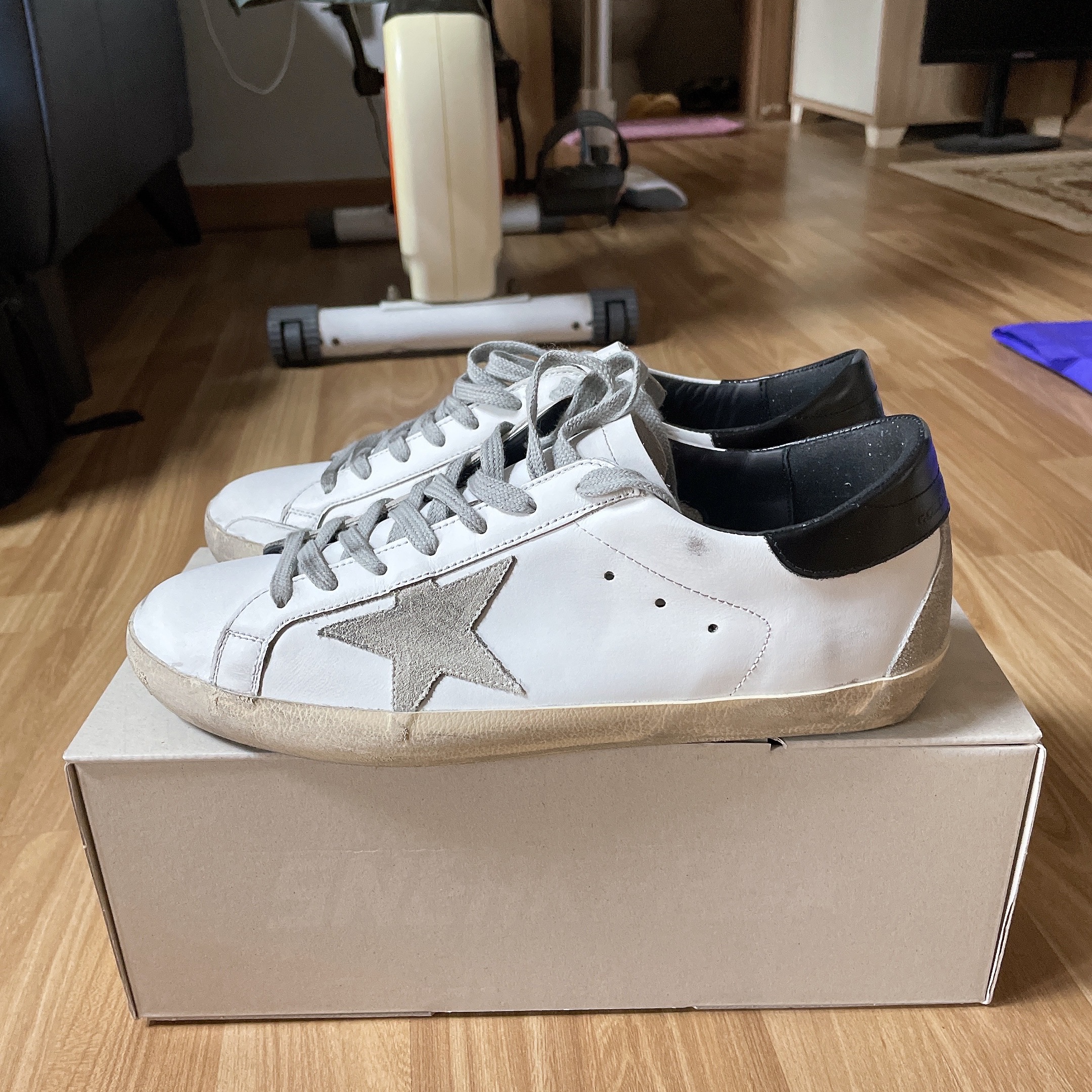 Golden Goose Superstar White Black Heel Tab Sneakers 착용 스타일 - 2