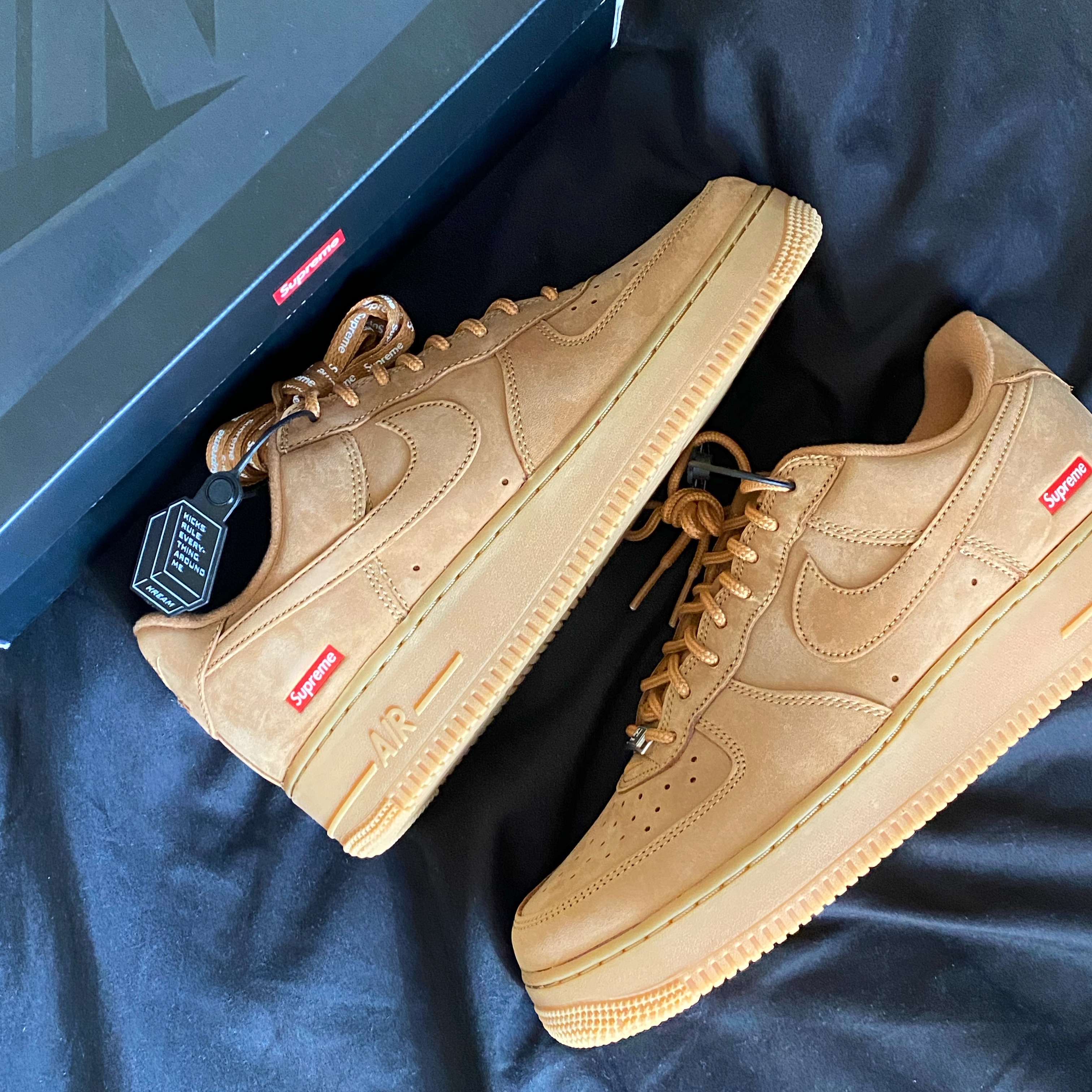 Nike x Supreme Air Force 1 Low Flax 착용 스타일