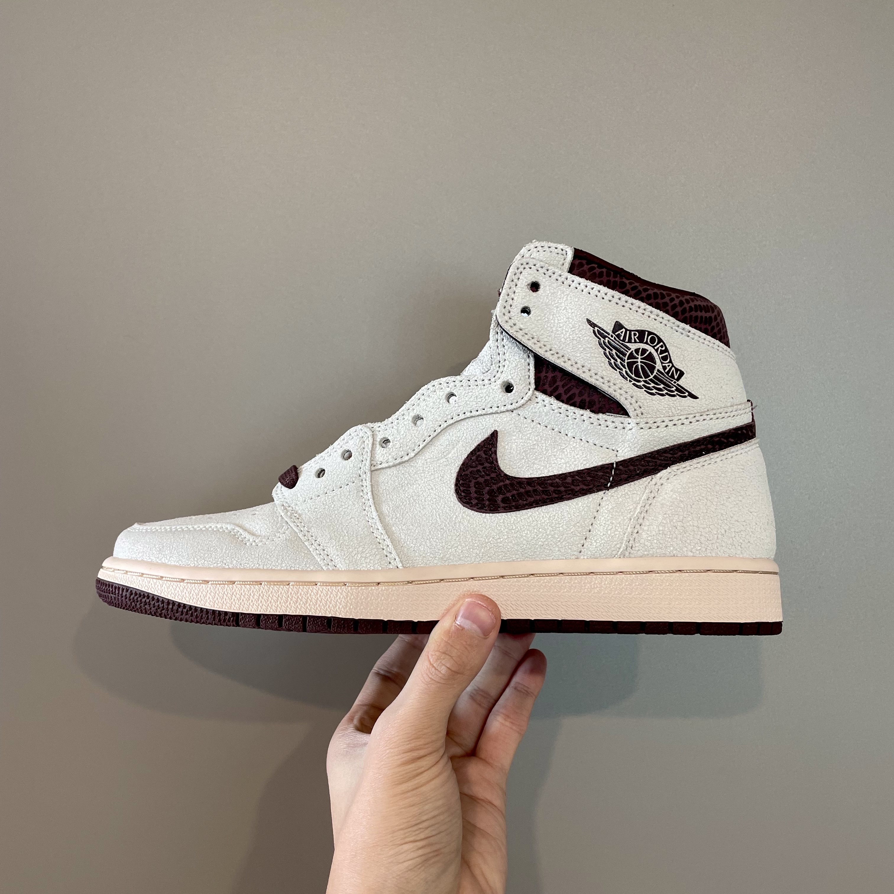 Jordan 1 x A Ma Maniere Retro High OG SP Sail and Burgundy 착용 스타일