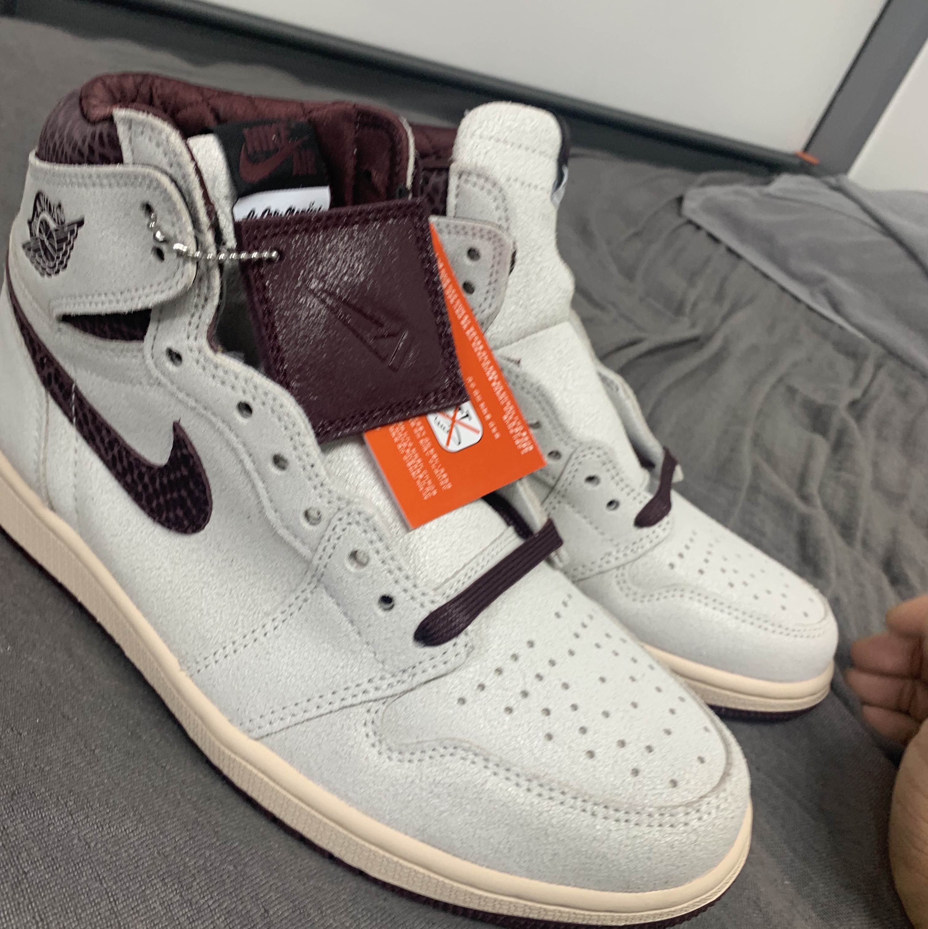 Jordan 1 x A Ma Maniere Retro High OG SP Sail and Burgundy 착용 스타일 - 2