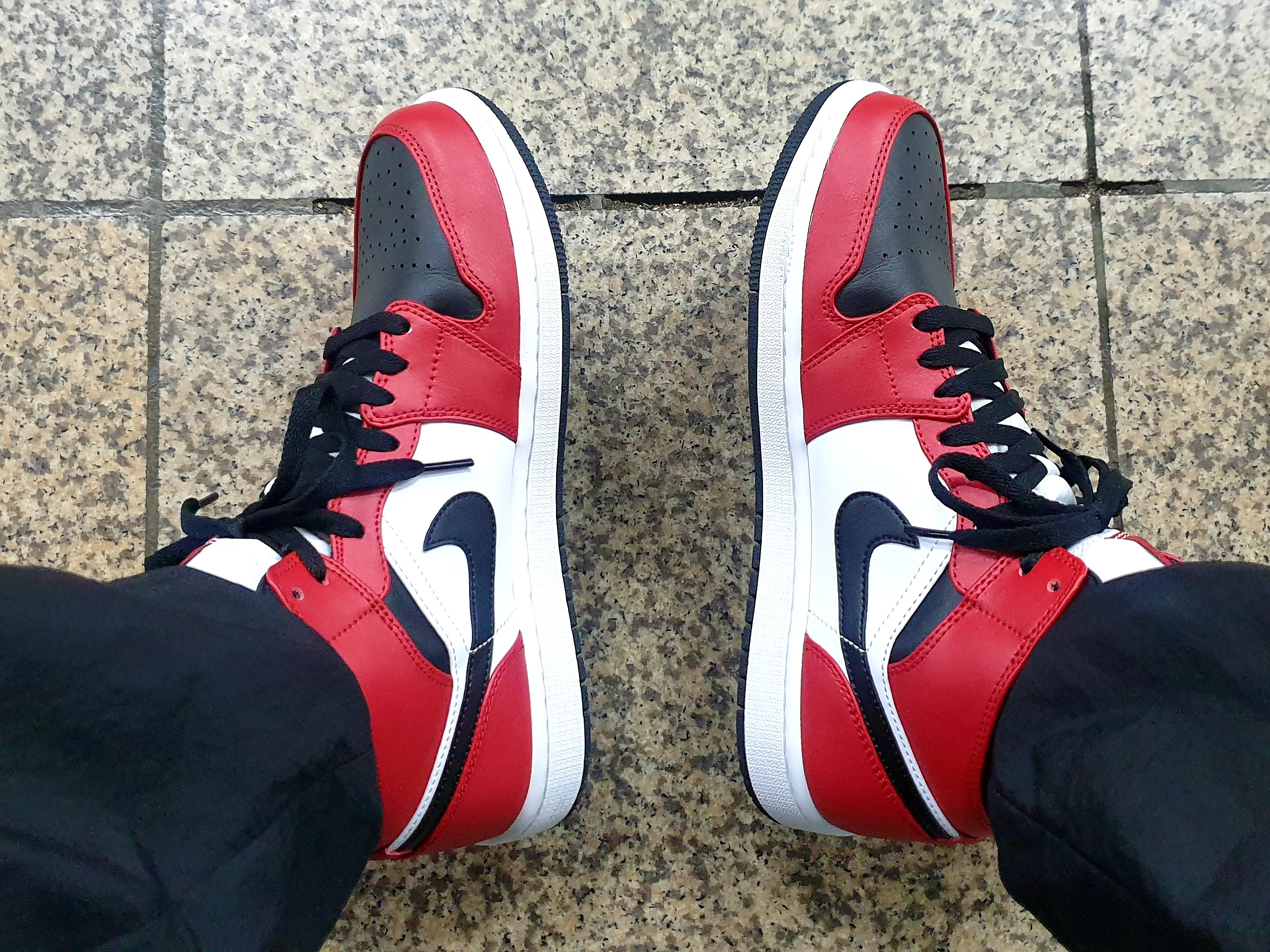 Jordan 1 Mid Chicago Black Toe 착용 스타일