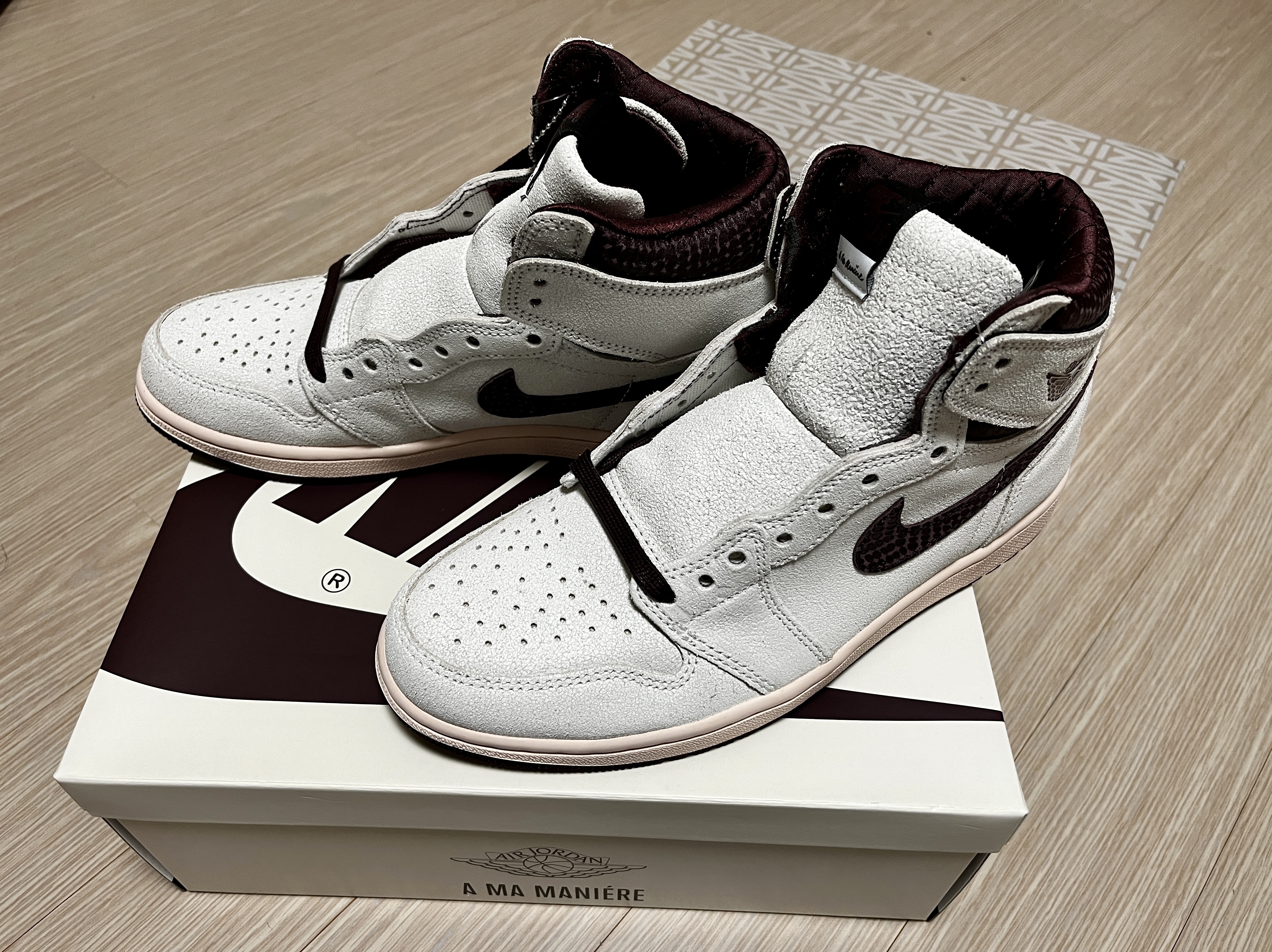 Jordan 1 x A Ma Maniere Retro High OG SP Sail and Burgundy 착용 스타일 - 1
