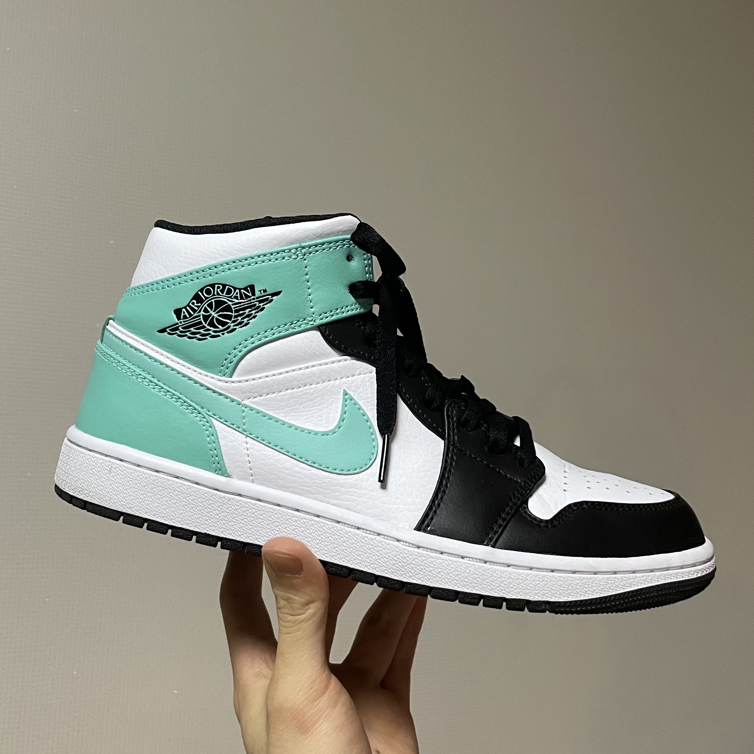 Jordan 1 Mid Tropical Twist, (GS) Jordan 1 Mid Tropical Twist 착용 스타일 - 3