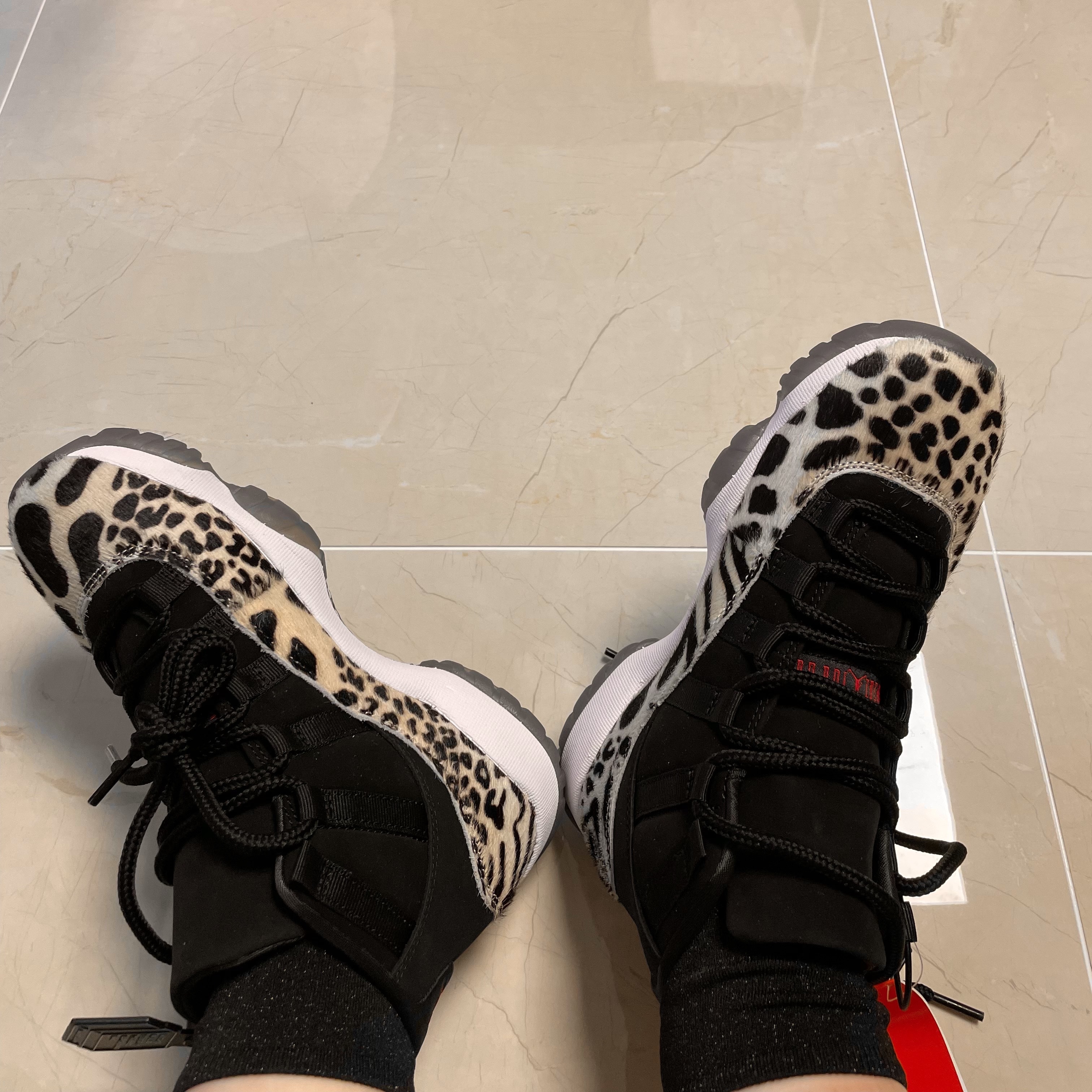 (W) Jordan 11 Retro Animal Instinct Black White 착용 스타일 - 3