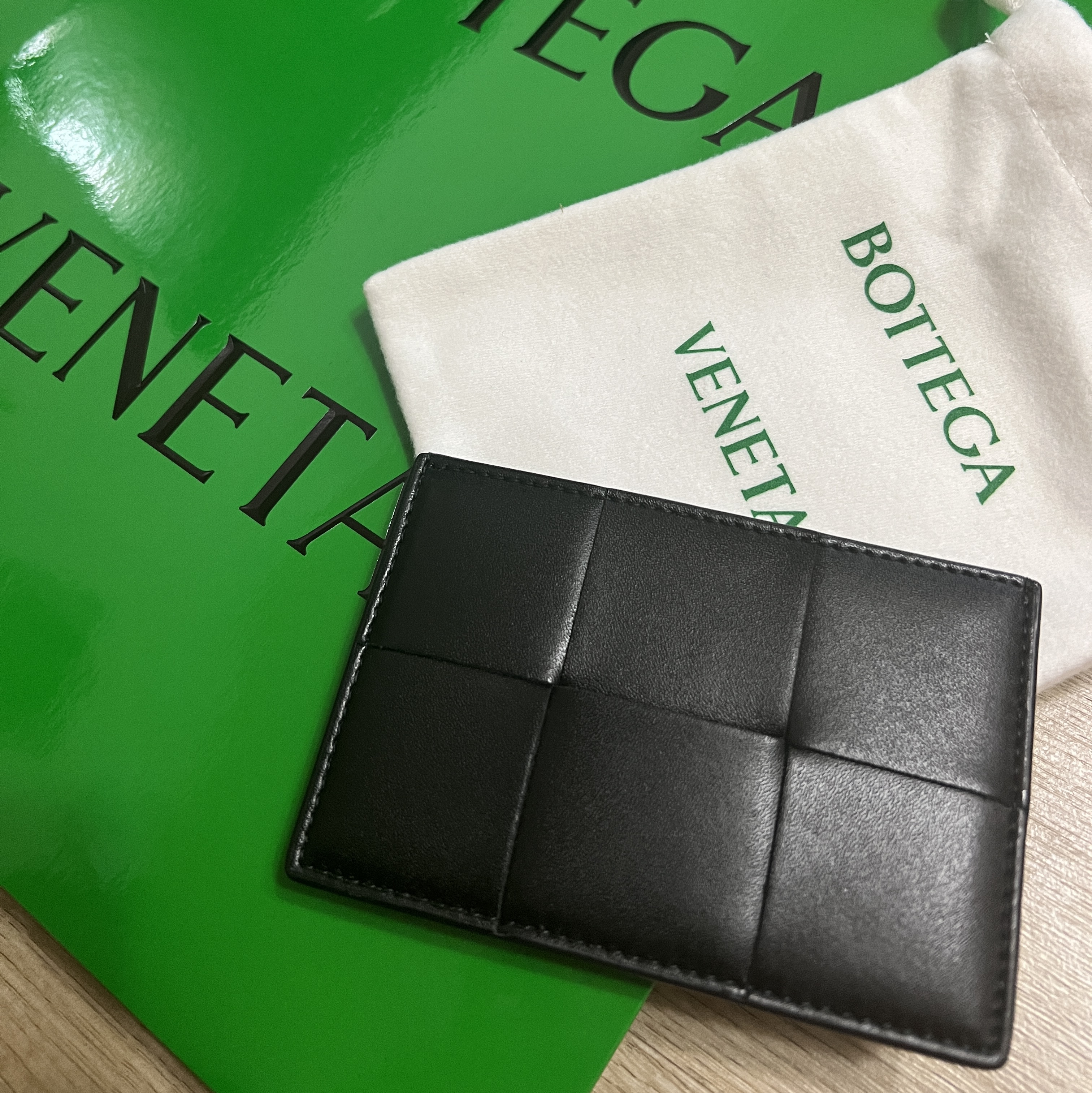 Bottega Veneta Credit Card Case Calfskin Black 착용 스타일