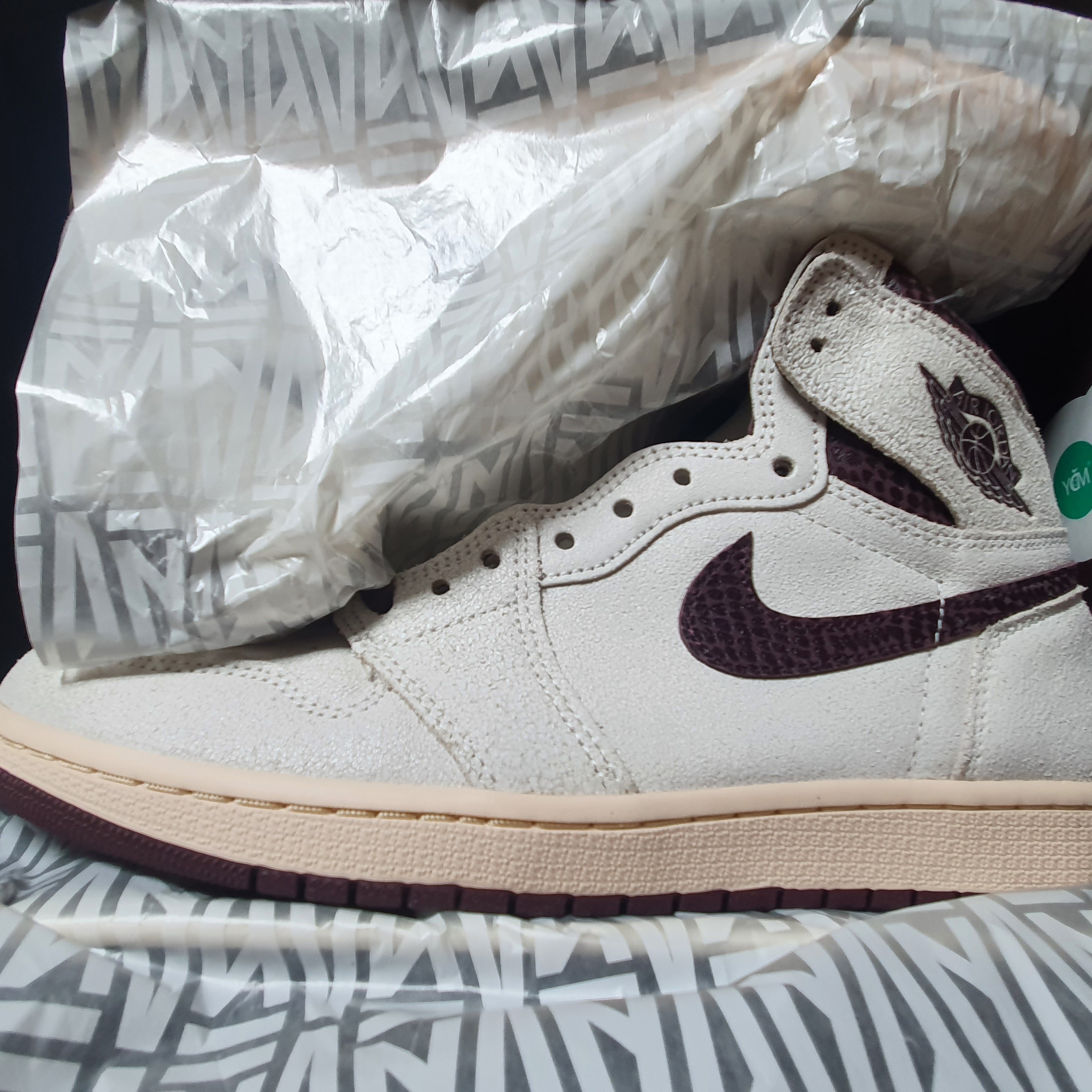 Jordan 1 x A Ma Maniere Retro High OG SP Sail and Burgundy 착용 스타일 - 3