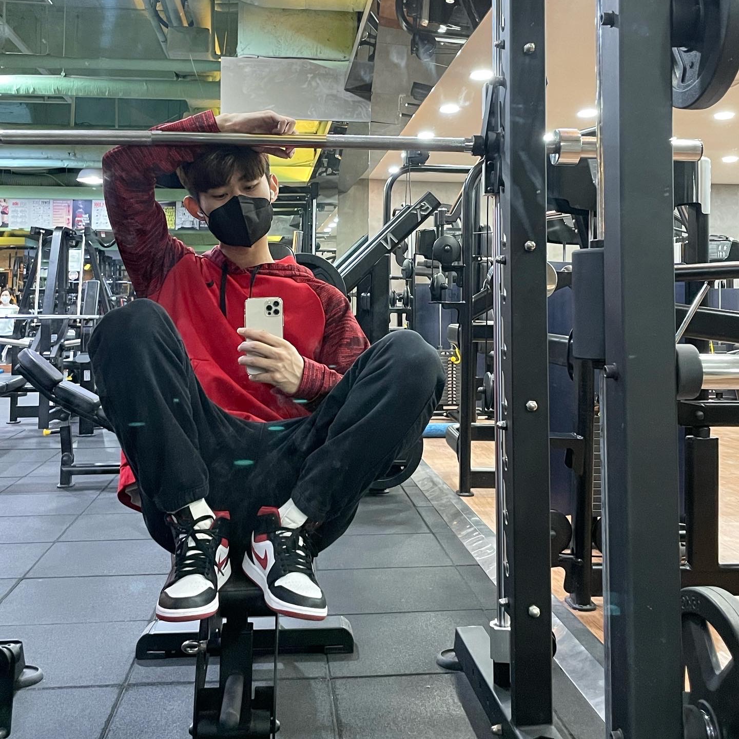 Jordan 1 Mid Gym Red Black White 착용 스타일