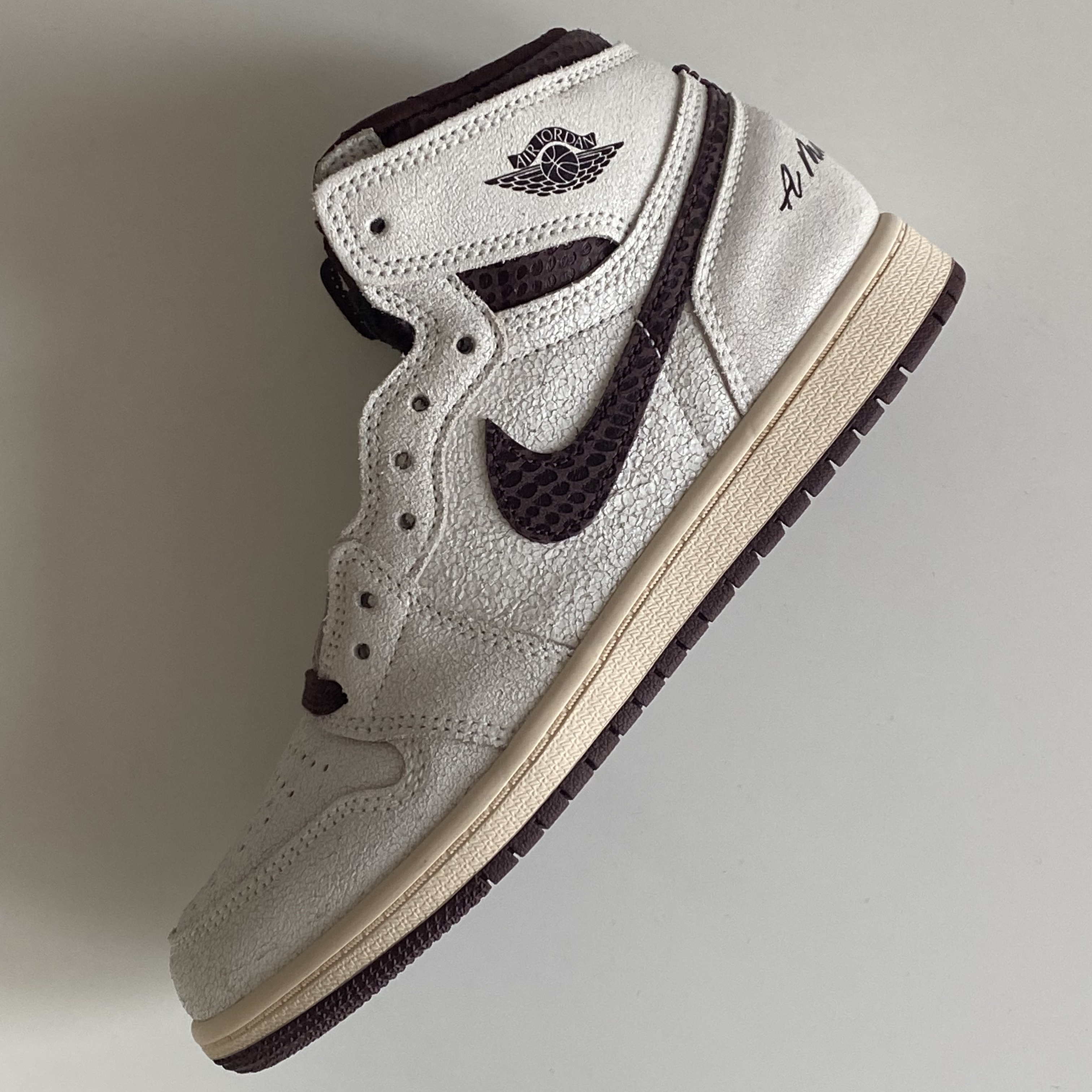 Jordan 1 x A Ma Maniere Retro High OG SP Sail and Burgundy 착용 스타일 - 1