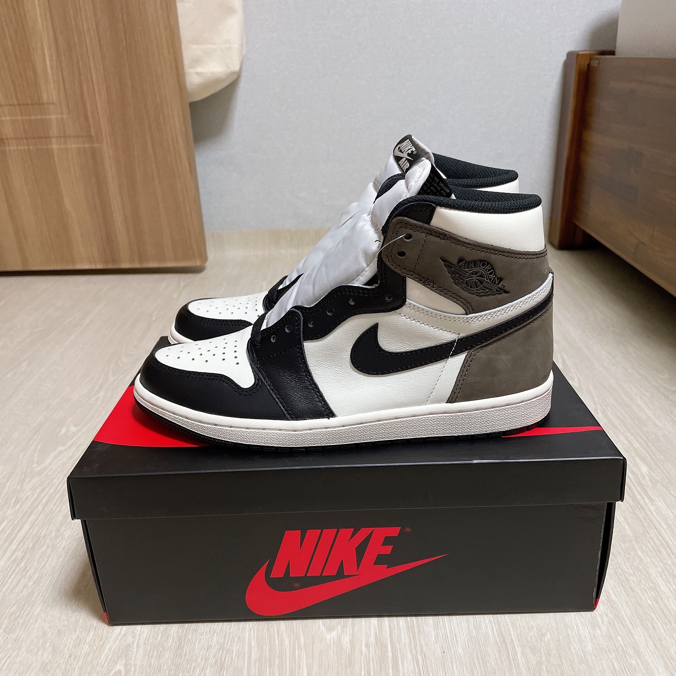 Jordan 1 Retro High OG Black Mocha 착용 스타일 - 2