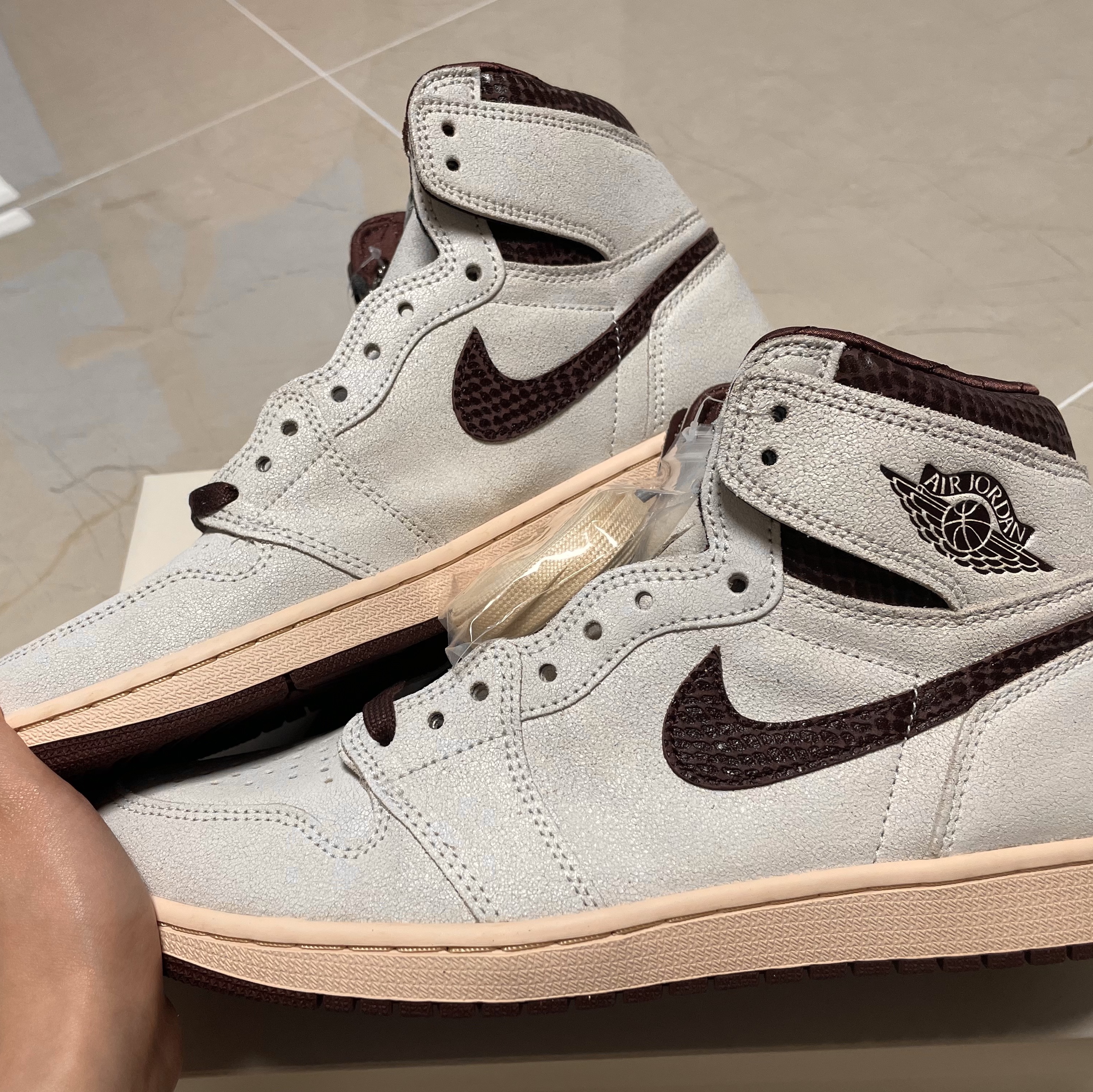 Jordan 1 x A Ma Maniere Retro High OG SP Sail and Burgundy 착용 스타일 - 2