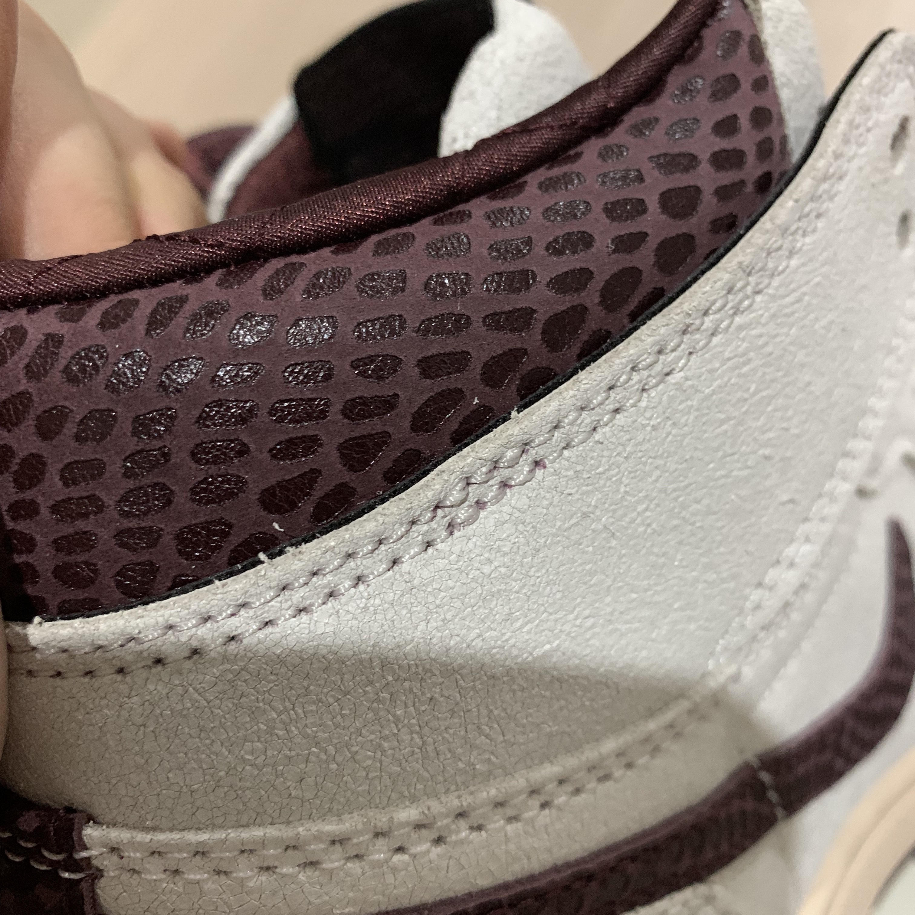 Jordan 1 x A Ma Maniere Retro High OG SP Sail and Burgundy 착용 스타일 - 3