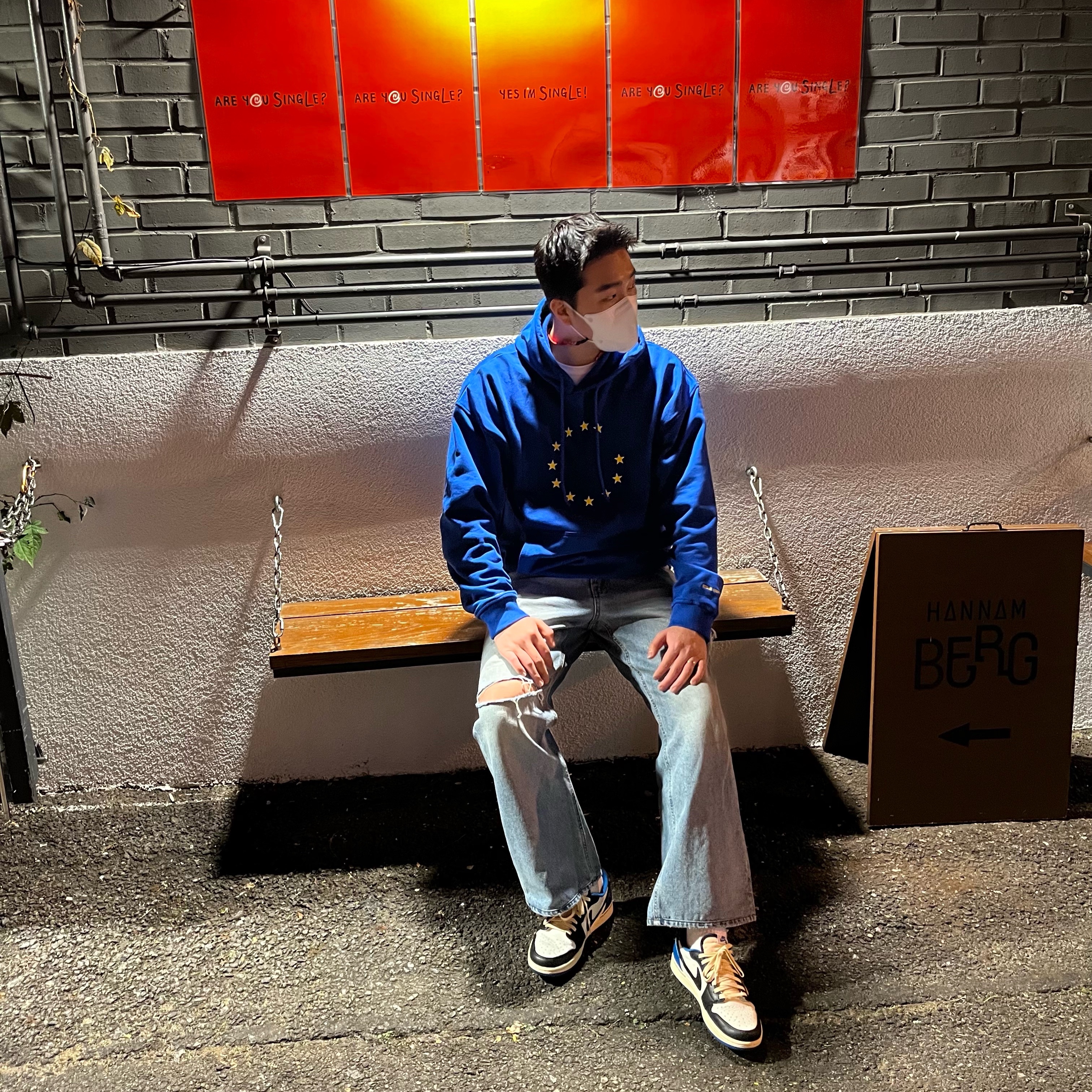 Jordan 1 x Travis Scott x Fragment Retro Low OG SP Military Blue, Souvenir Official Eunify Classic Hoodie Blue 착용 스타일 - 2