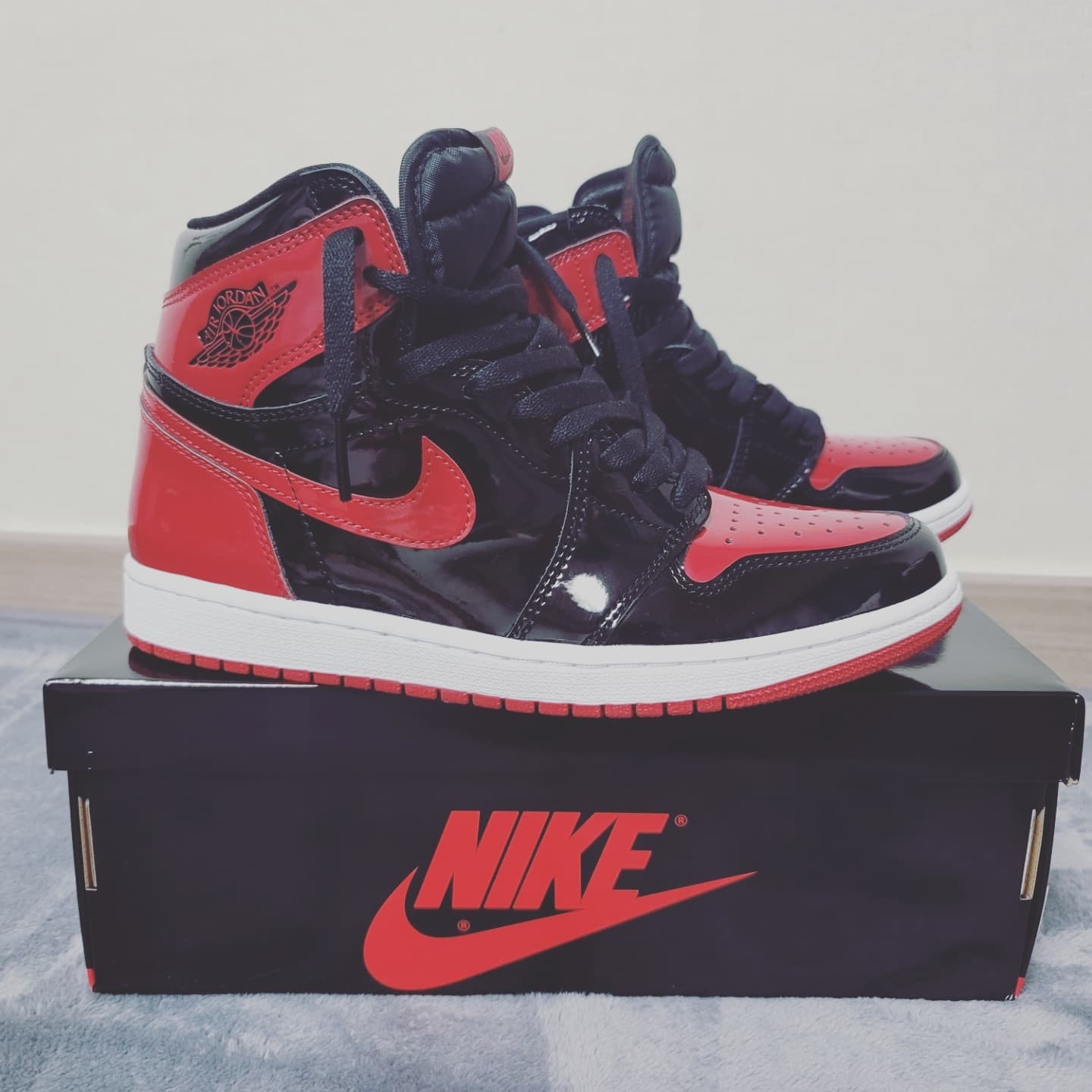 Jordan 1 Retro High OG Patent Bred 착용 스타일 - 1