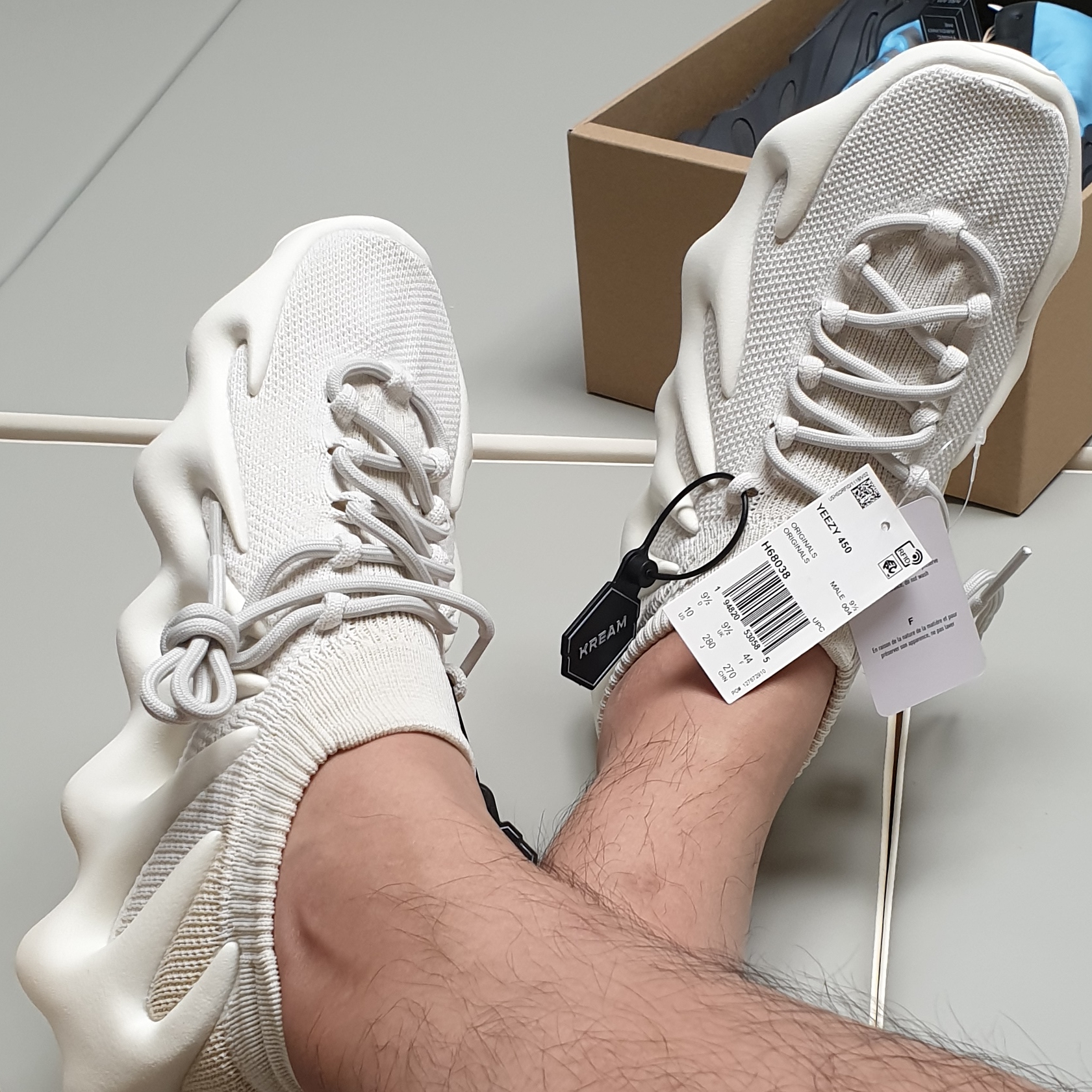 Adidas Yeezy 450 Cloud White 착용 스타일 - 3