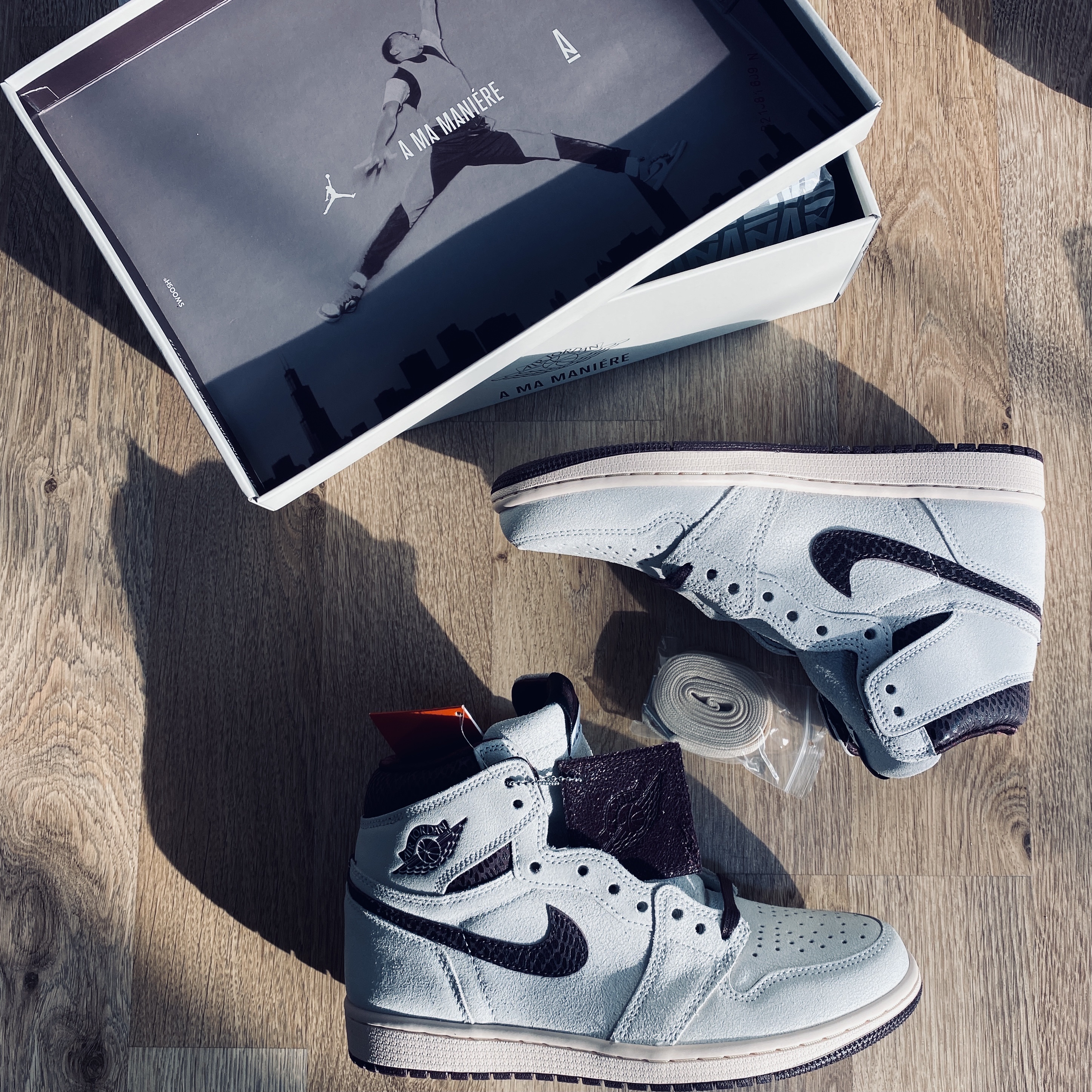 Jordan 1 x A Ma Maniere Retro High OG SP Sail and Burgundy 착용 스타일 - 1