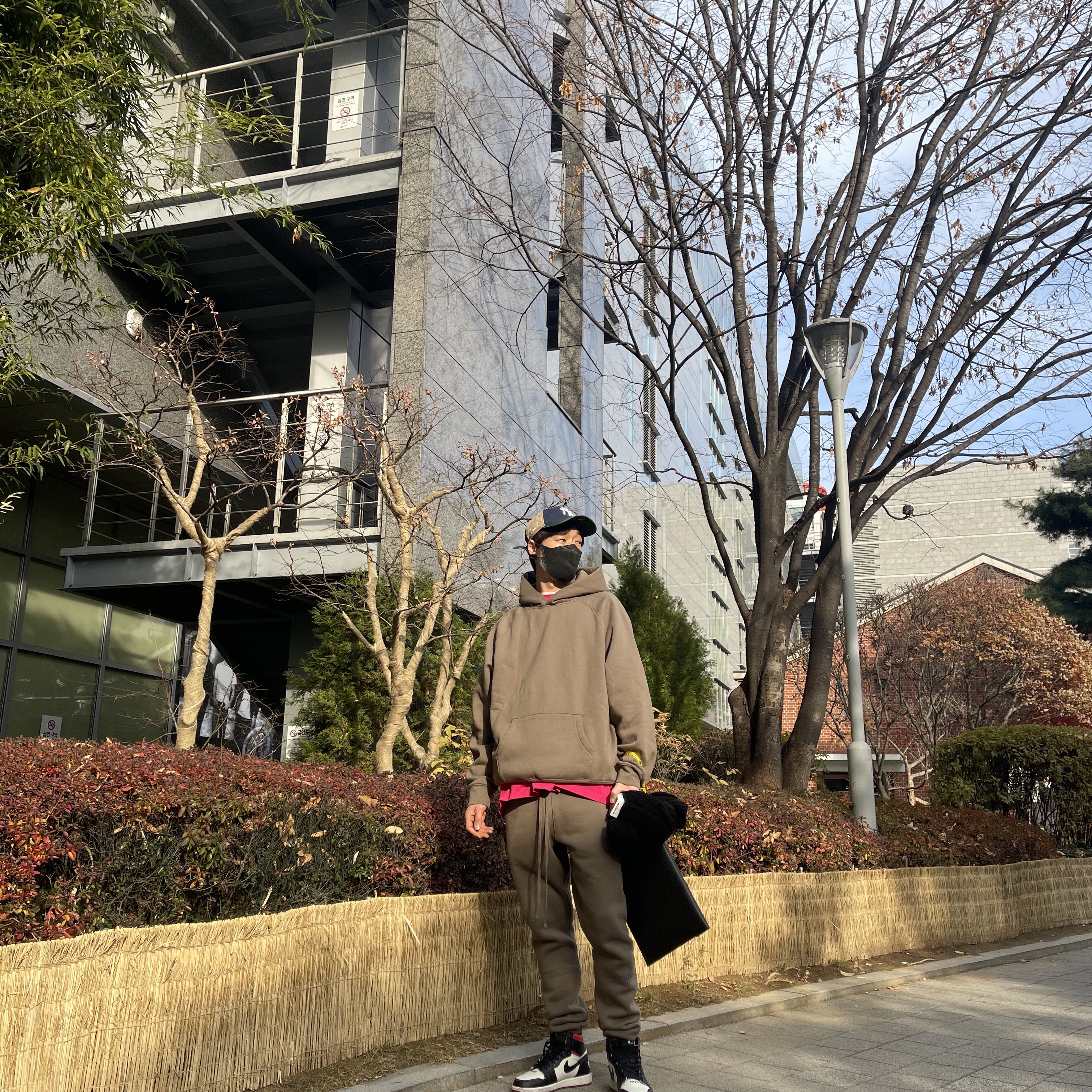 Essentials Pull-Over Hoodie Harvest - 21FW, Essentials Sweatpants Harvest - 21FW 착용 스타일 - 2