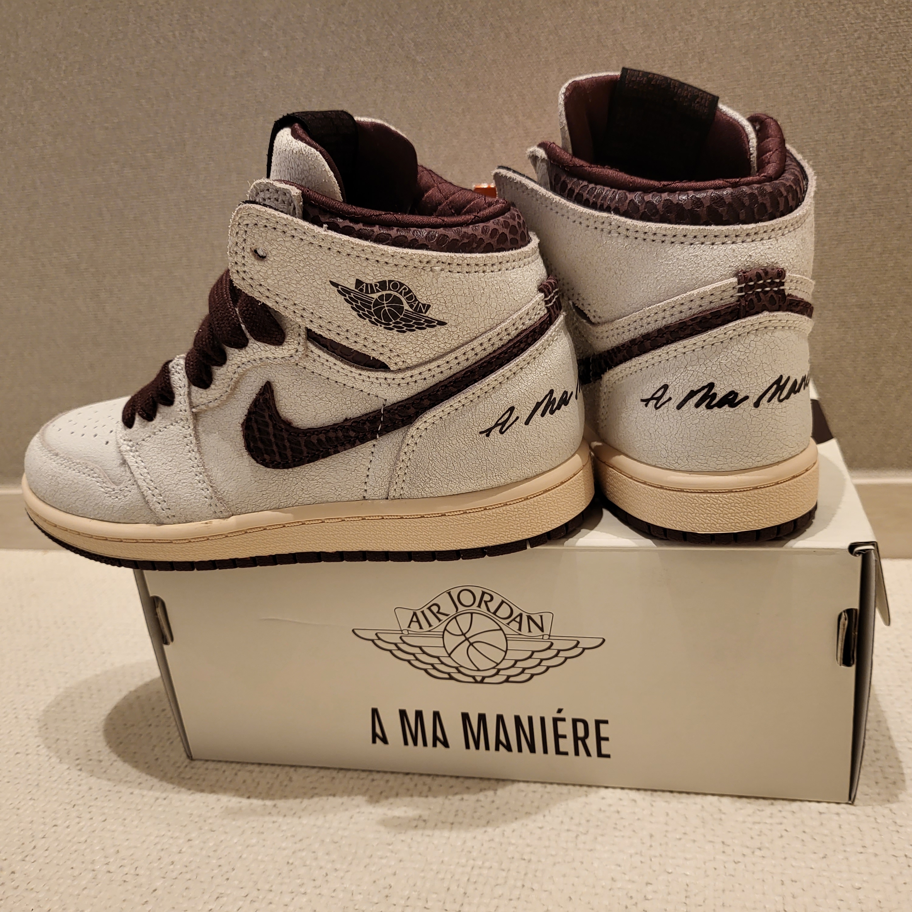 (PS) Jordan 1 x A Ma Maniere Retro High OG SP Burgundy and Sail 착용 스타일 - 1