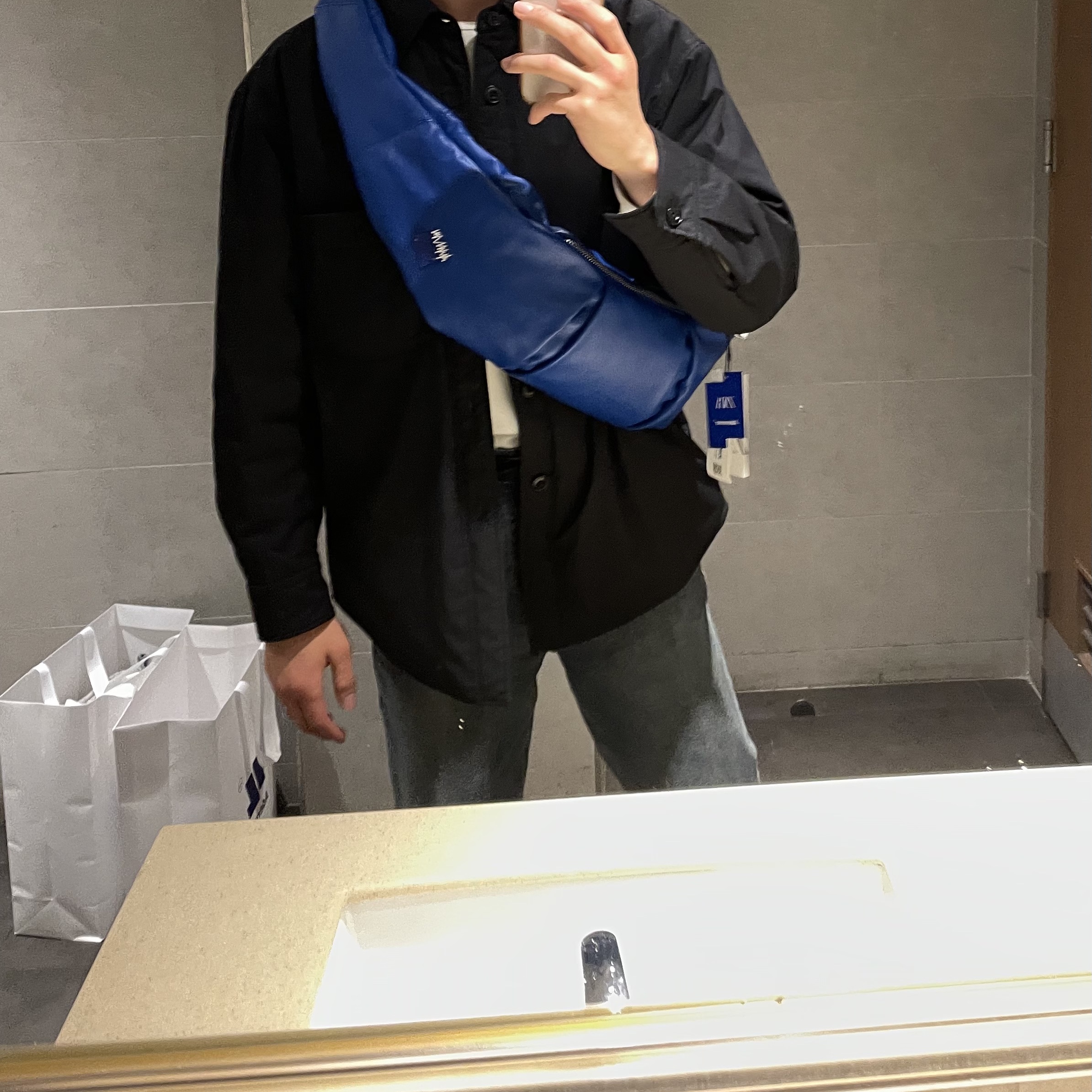 Ader Error x Zara Leather Shoulder Bag with Knot Blue 착용 스타일 - 2