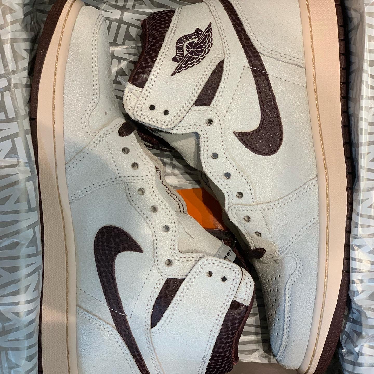 Jordan 1 x A Ma Maniere Retro High OG SP Sail and Burgundy 착용 스타일 - 3