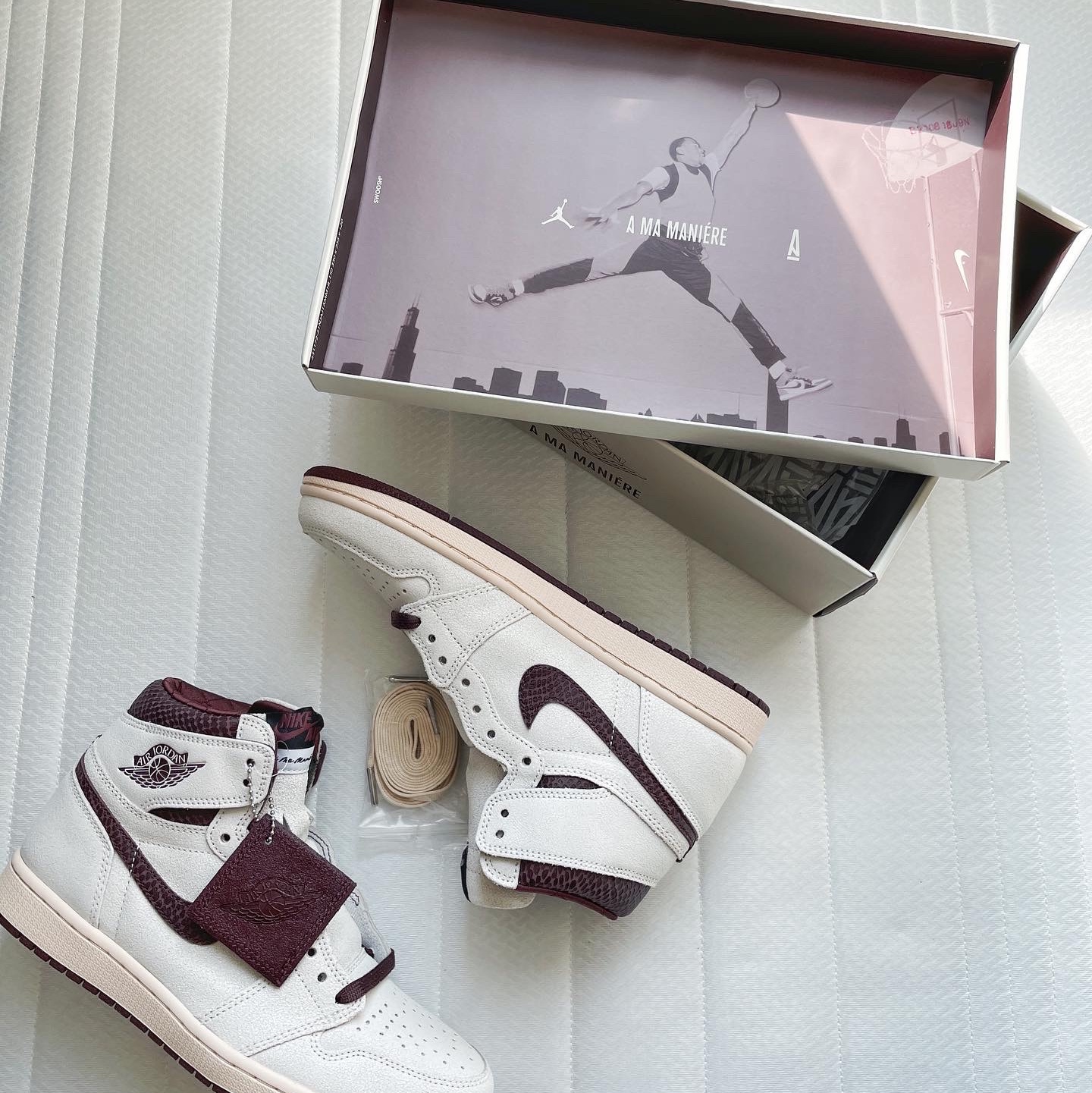 Jordan 1 x A Ma Maniere Retro High OG SP Sail and Burgundy 착용 스타일 - 1
