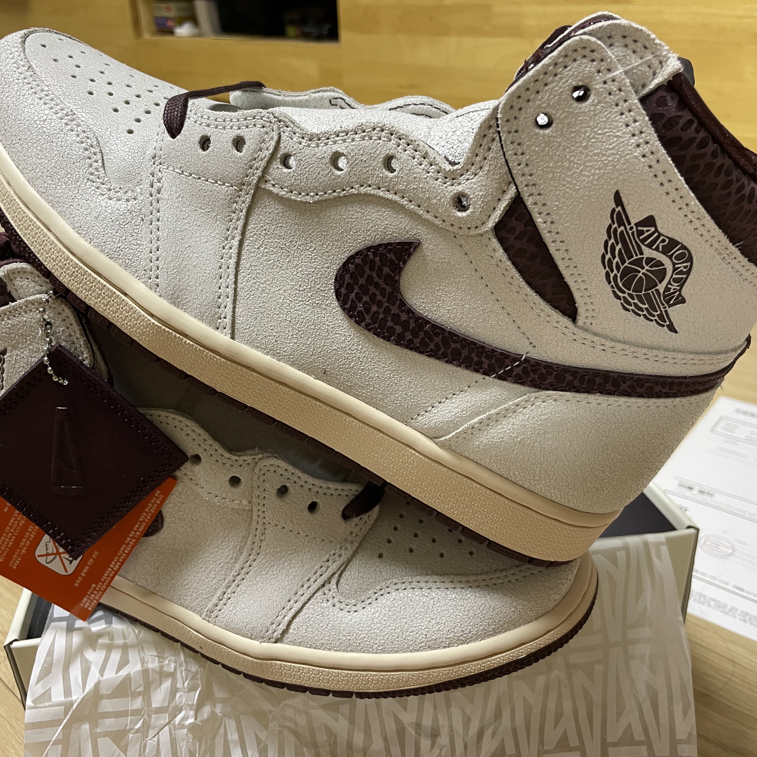 Jordan 1 x A Ma Maniere Retro High OG SP Sail and Burgundy 착용 스타일 - 3