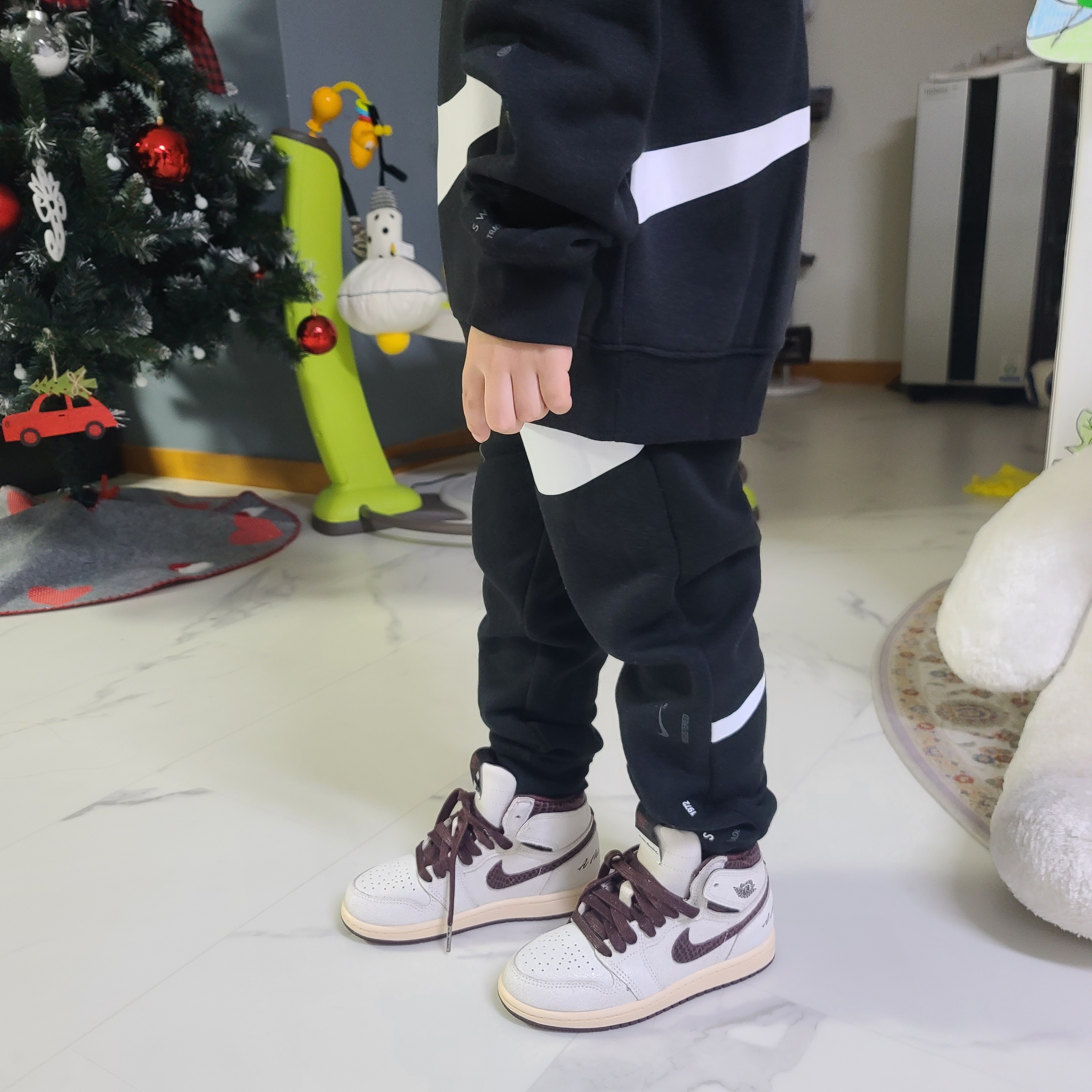 (PS) Jordan 1 x A Ma Maniere Retro High OG SP Burgundy and Sail 착용 스타일 - 4