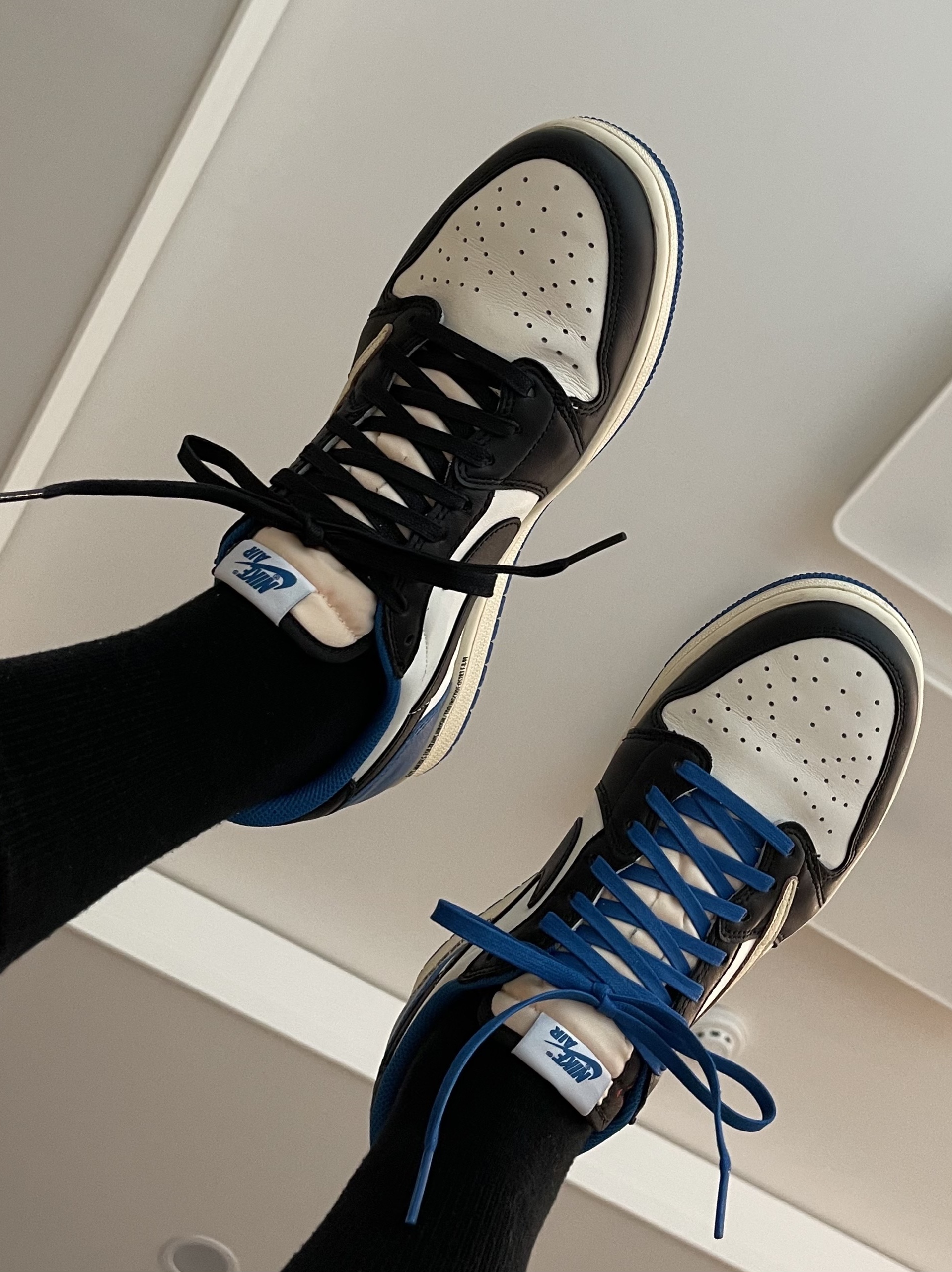 Jordan 1 x Travis Scott x Fragment Retro Low OG SP Military Blue 착용 스타일 - 1