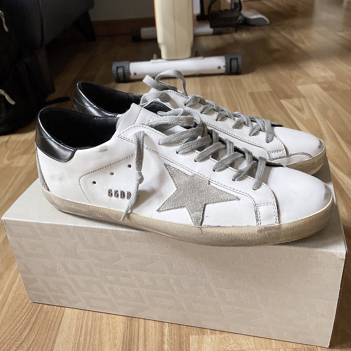 Golden Goose Superstar White Black Heel Tab Sneakers 착용 스타일 - 1