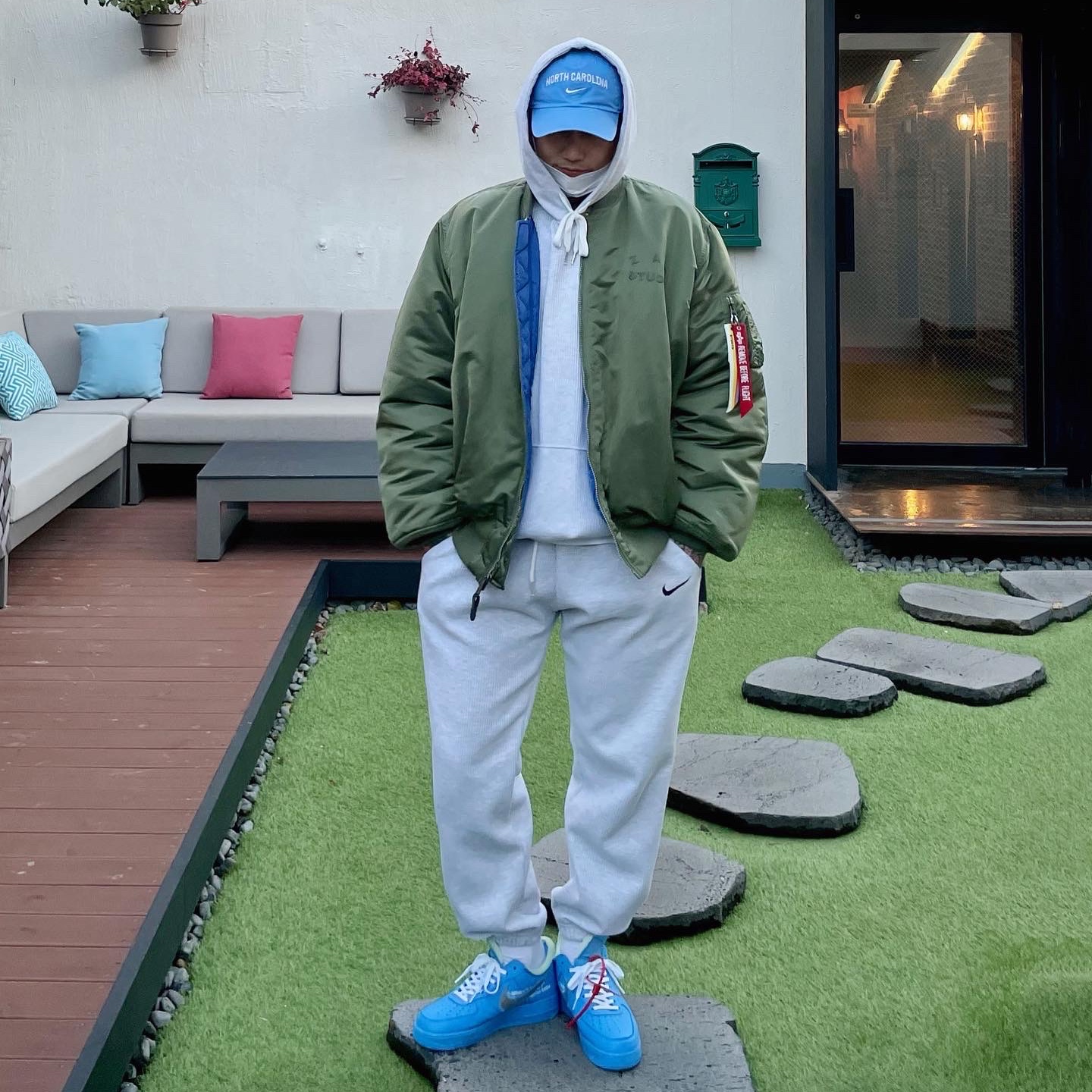 Nike x Off-White Air Force 1 Low MCA University Blue, IAB Studio x Alpha Industries MA-1 Jacket Khaki 착용 스타일 - 1