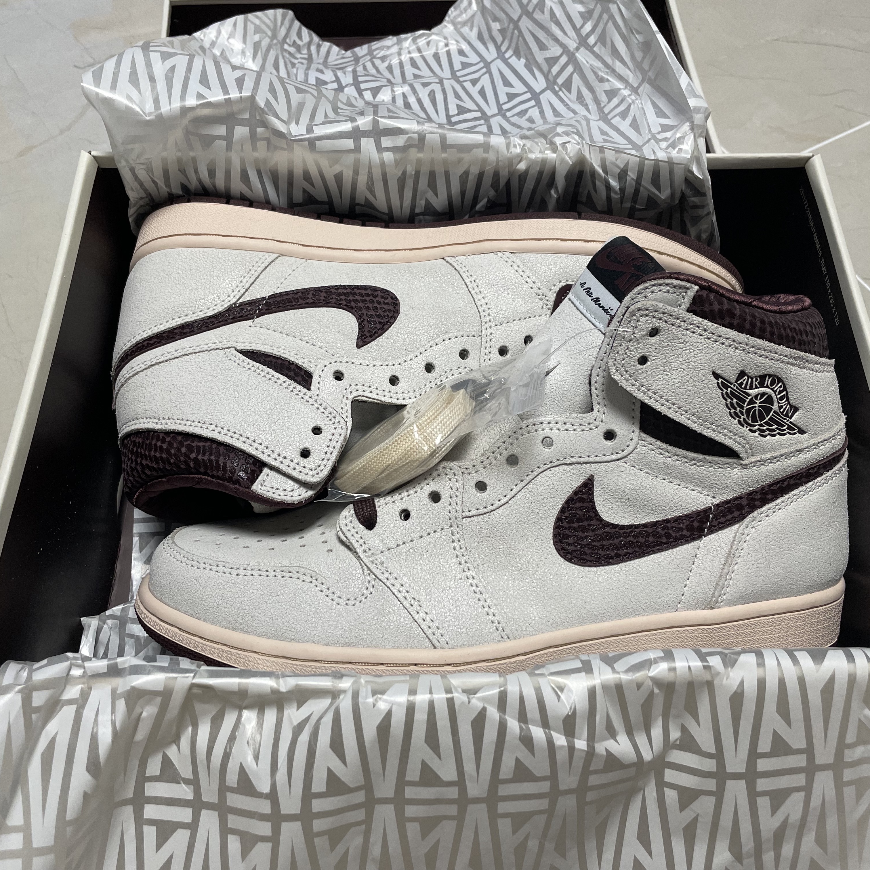 Jordan 1 x A Ma Maniere Retro High OG SP Sail and Burgundy 착용 스타일 - 1