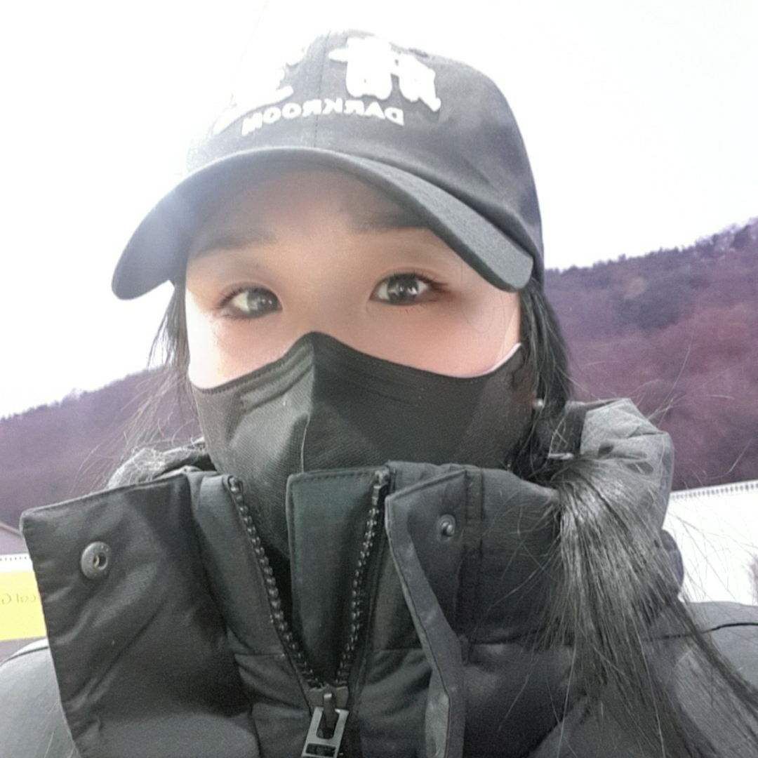 Darkr8m Studio White Logo Cap 착용 스타일 - 2