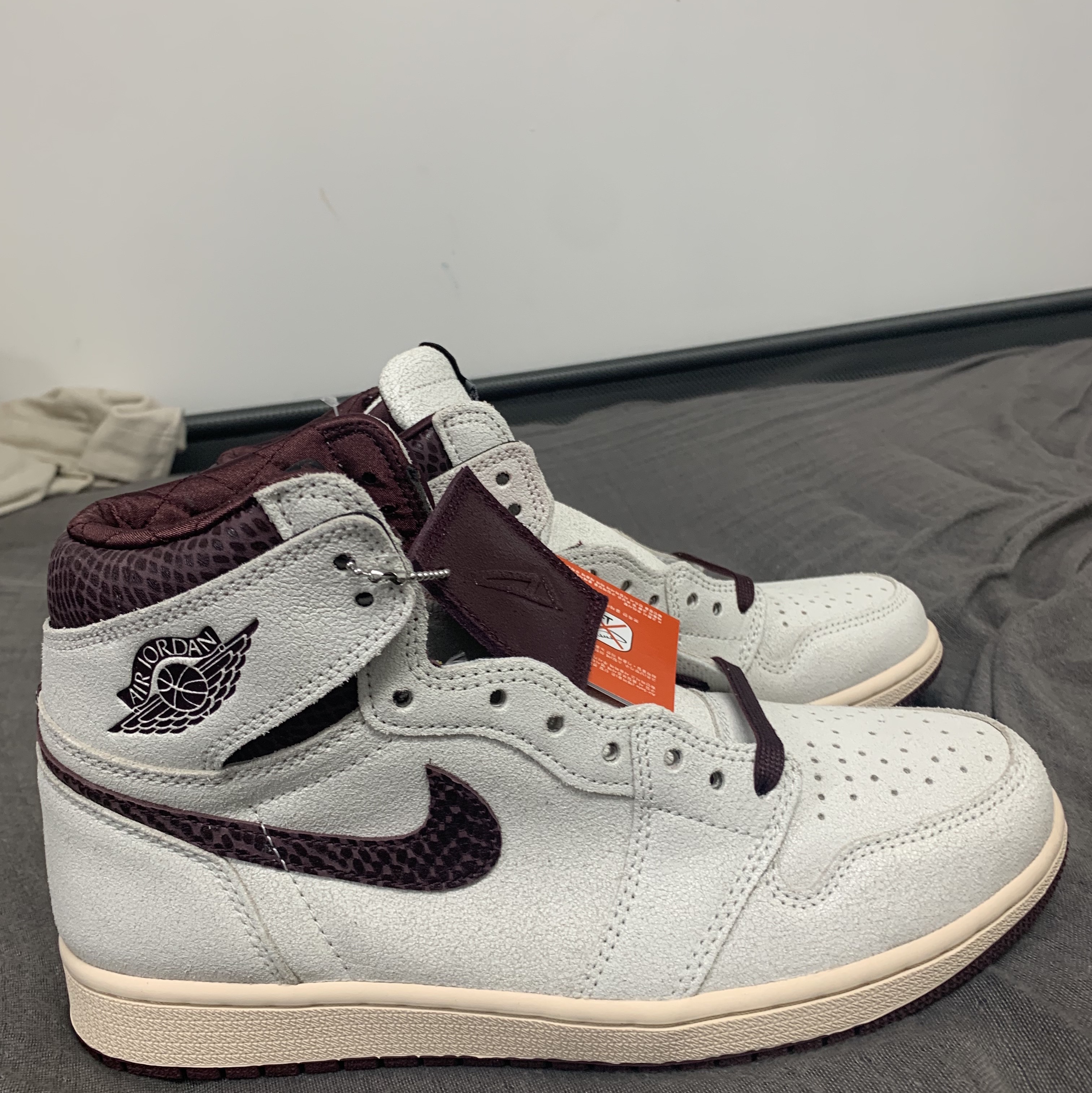 Jordan 1 x A Ma Maniere Retro High OG SP Sail and Burgundy 착용 스타일 - 1