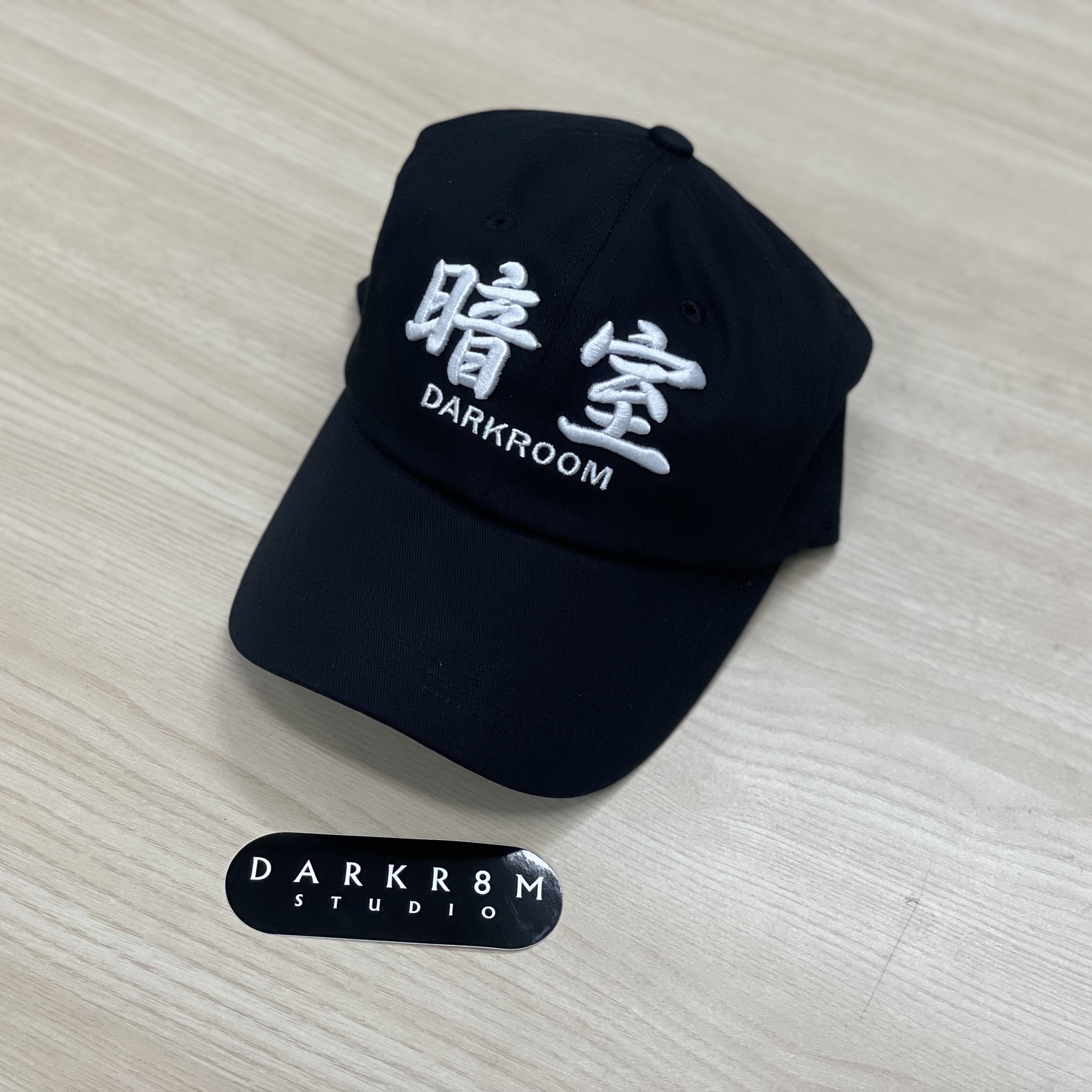 Darkr8m Studio White Logo Cap 착용 스타일