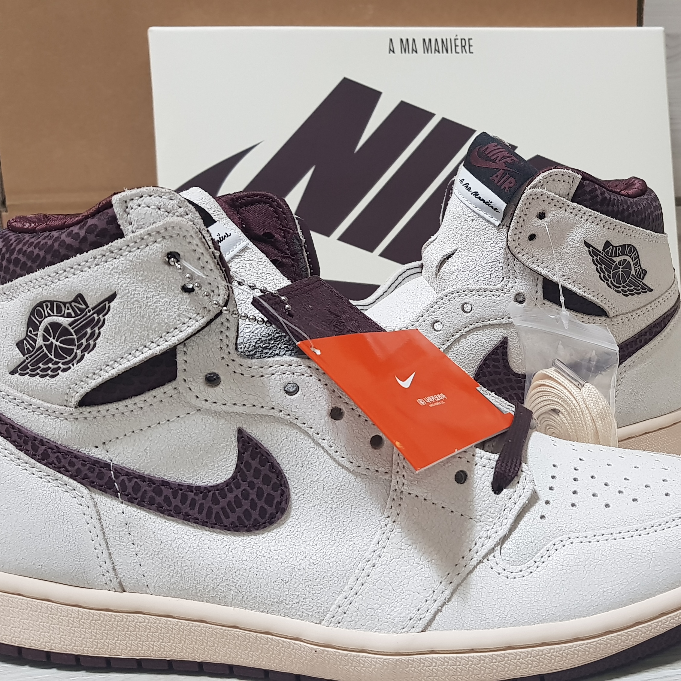 Jordan 1 x A Ma Maniere Retro High OG SP Sail and Burgundy 착용 스타일