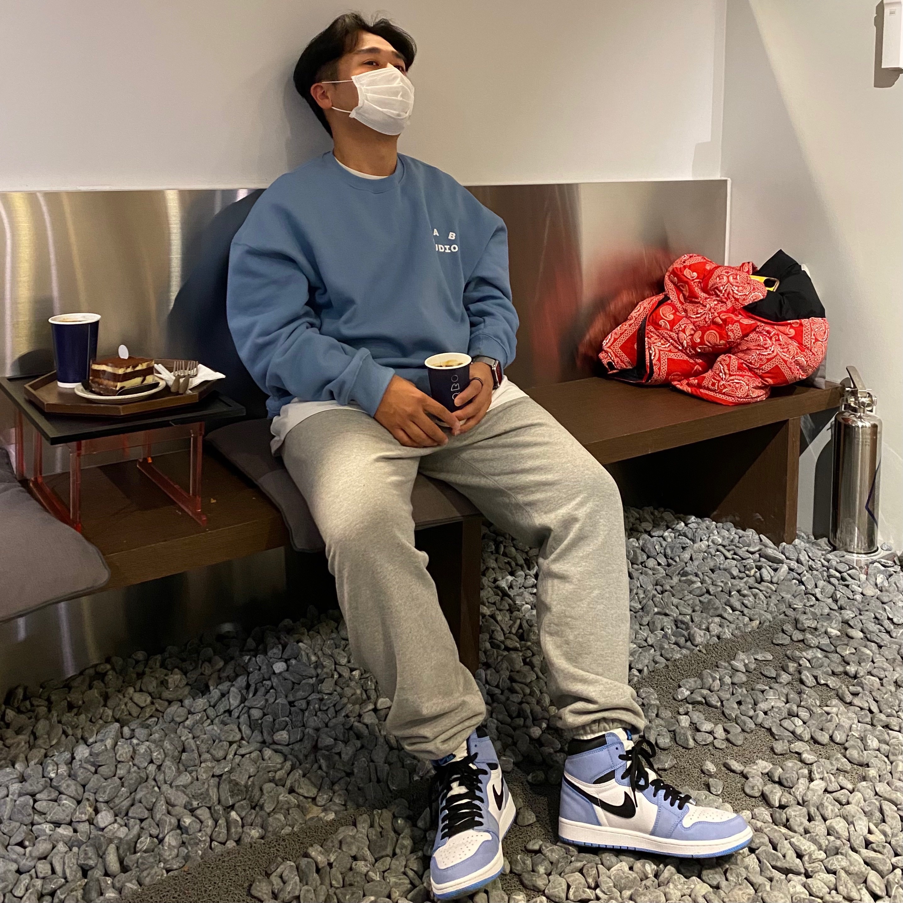IAB Studio Crewneck Sky Blue, Jordan 1 Retro High OG University Blue 착용 스타일