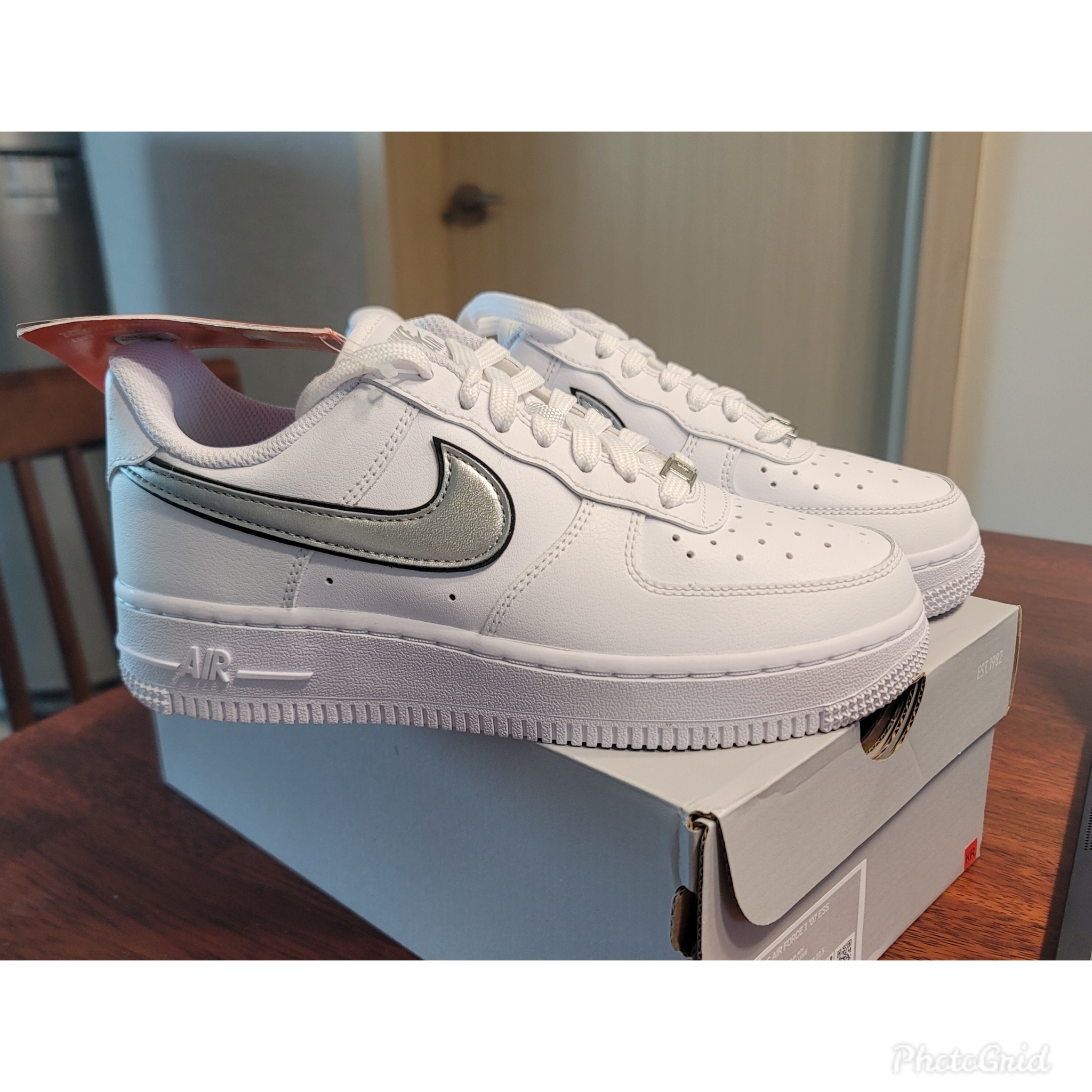 (W) Nike Air Force 1 '07 Essential White Metallic Silver 착용 스타일 - 3