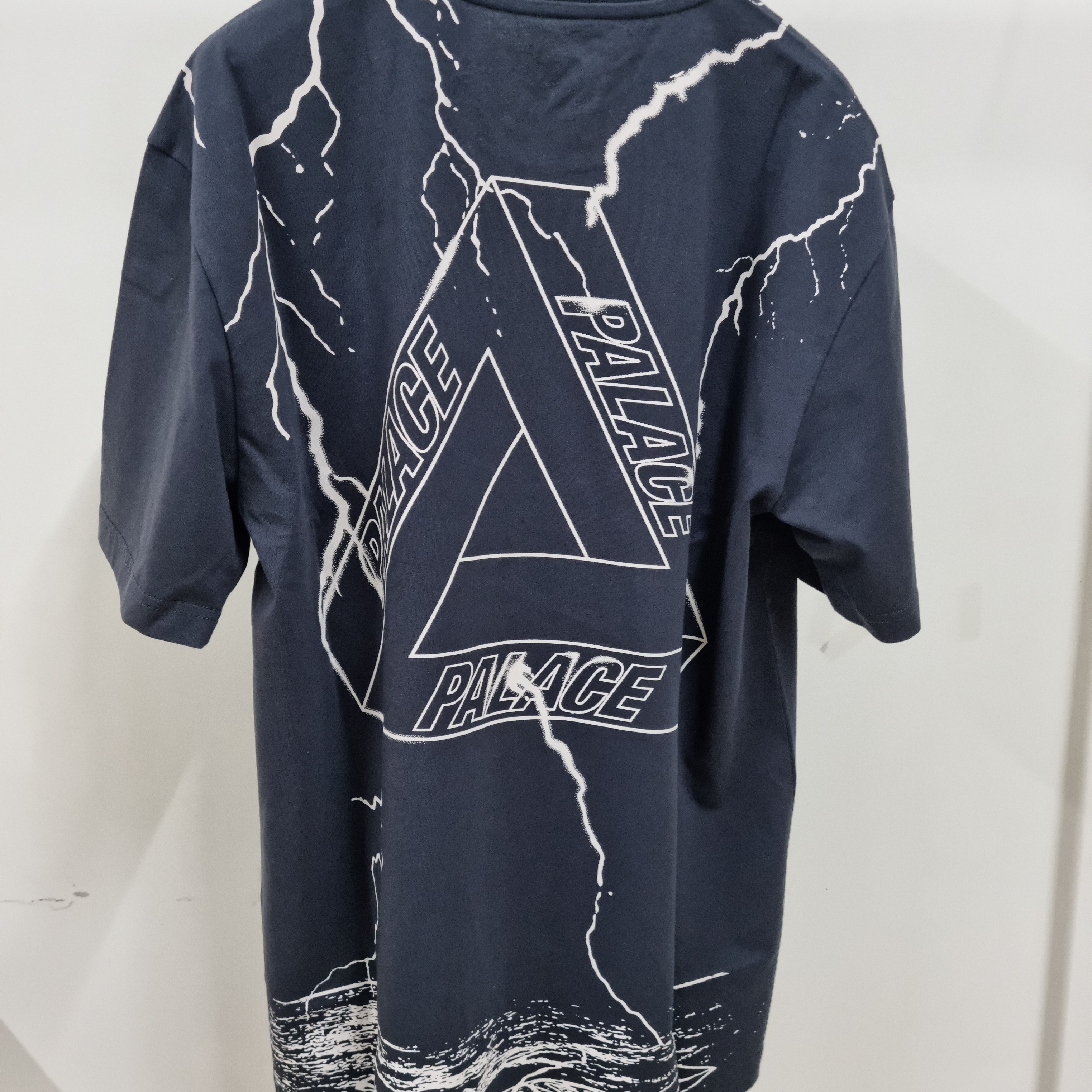 Palace New Era Bolt Hat Navy - 21FW, Palace Tri-Strike T-Shirt Navy - 21FW 착용 스타일 - 3
