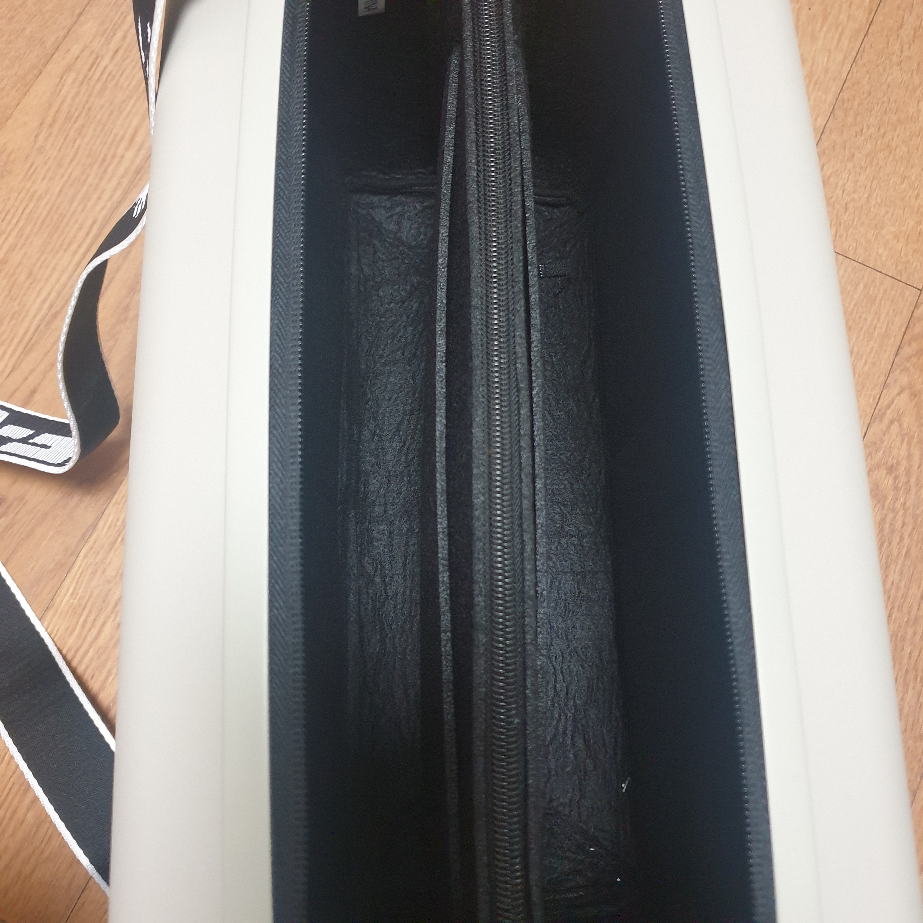 Off-White x Amore Pacific Protection Box (Without Cosmetics) 착용 스타일 - 2