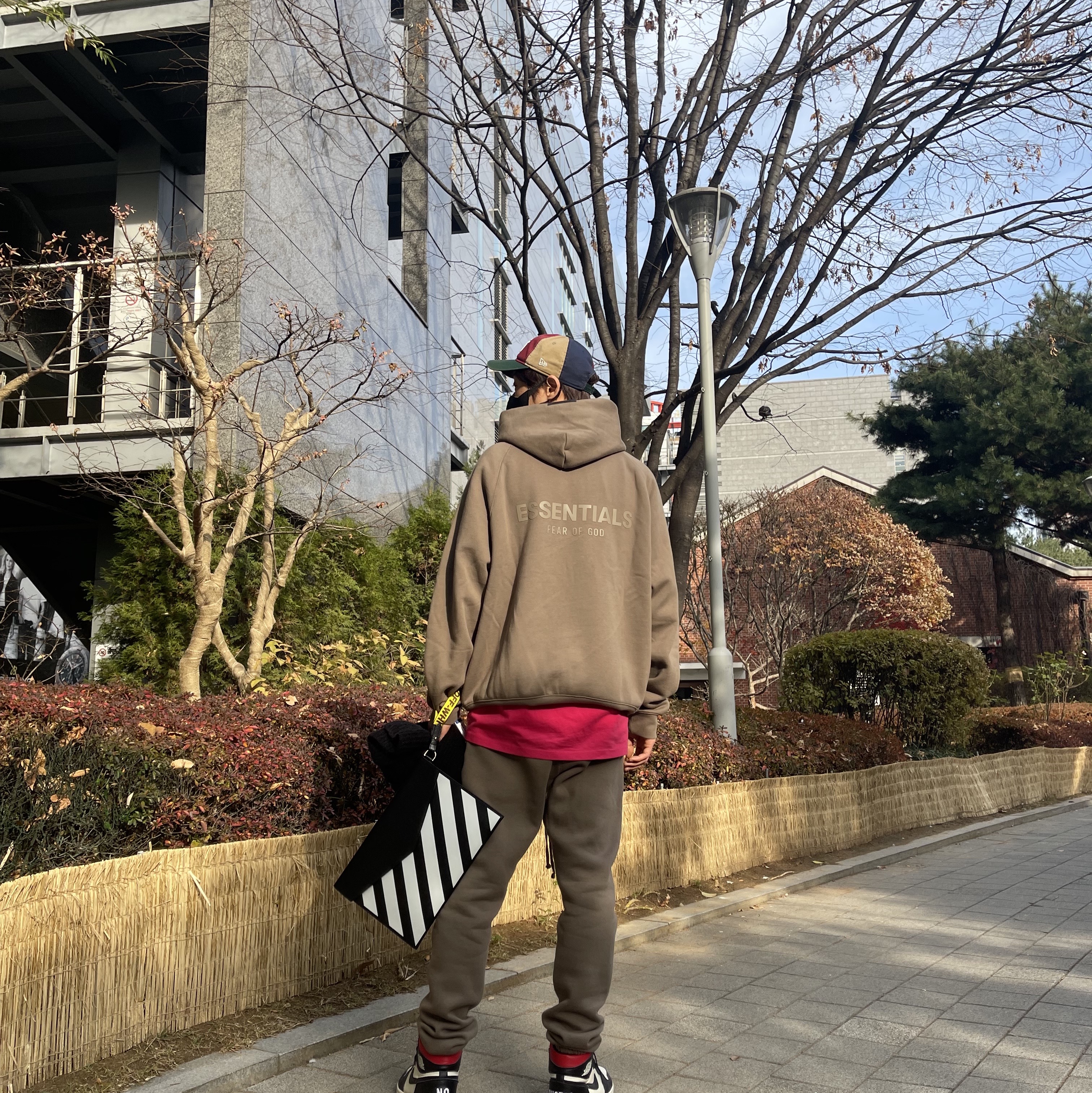 Essentials Pull-Over Hoodie Harvest - 21FW, Essentials Sweatpants Harvest - 21FW 착용 스타일 - 1