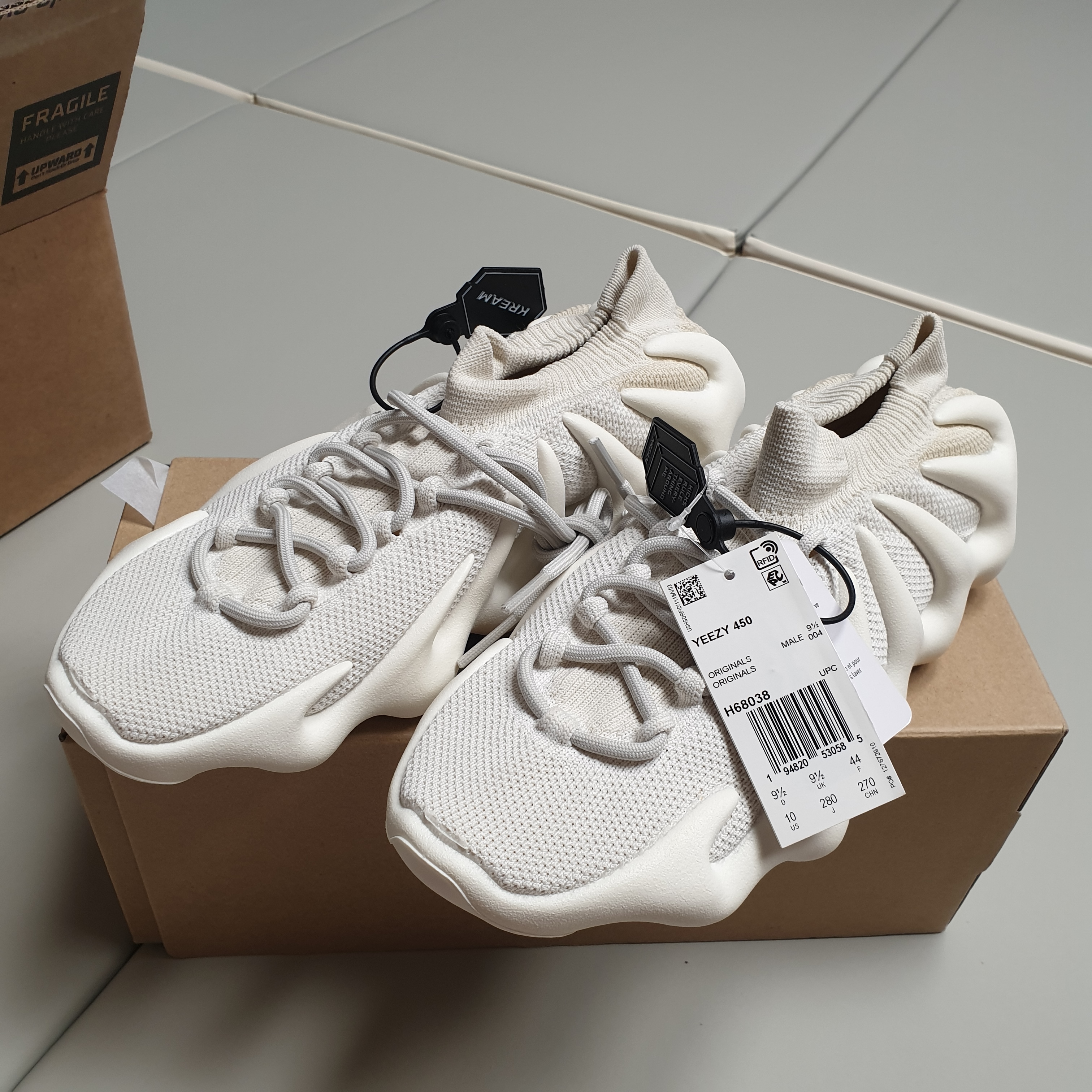Adidas Yeezy 450 Cloud White 착용 스타일 - 2