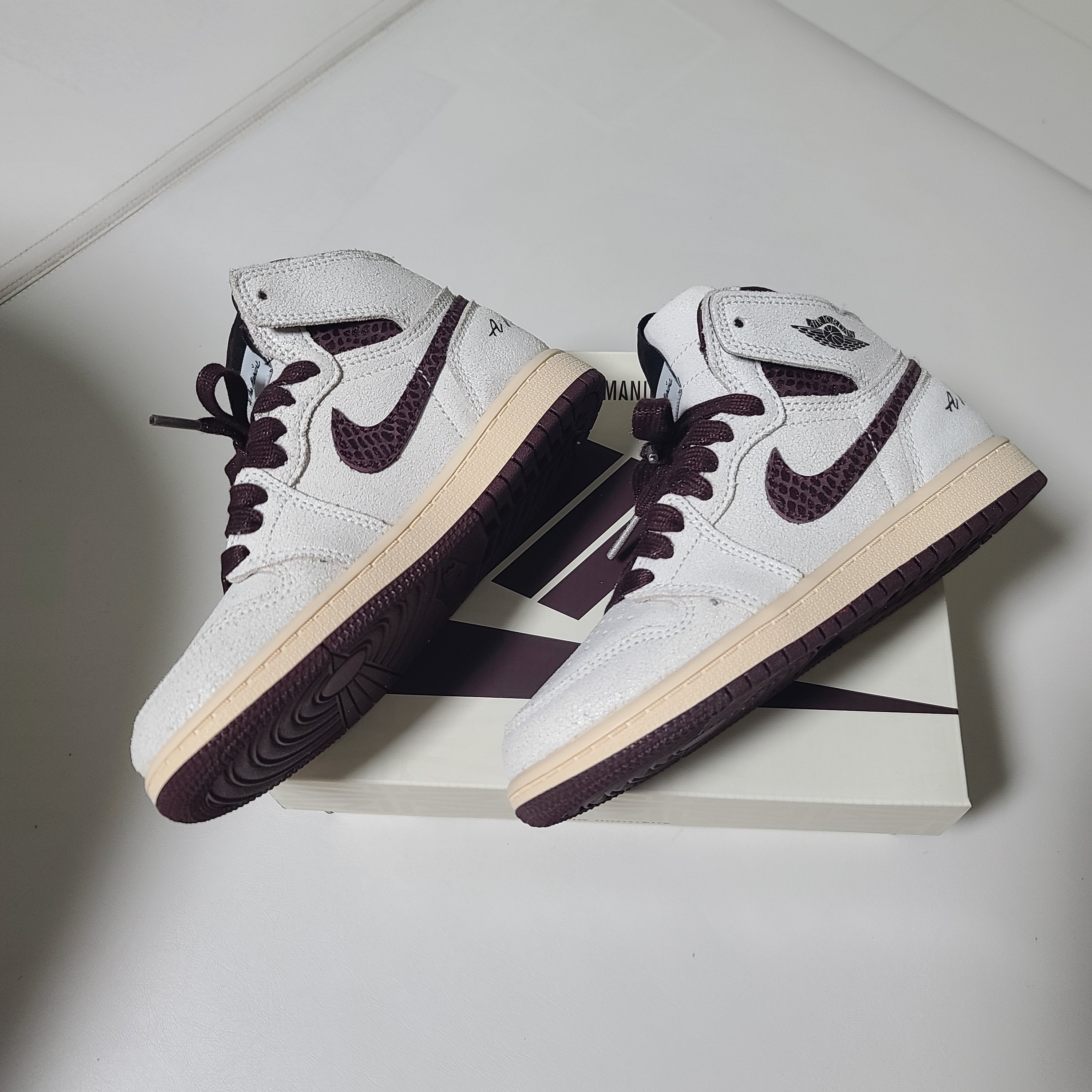 (PS) Jordan 1 x A Ma Maniere Retro High OG SP Burgundy and Sail 착용 스타일 - 3