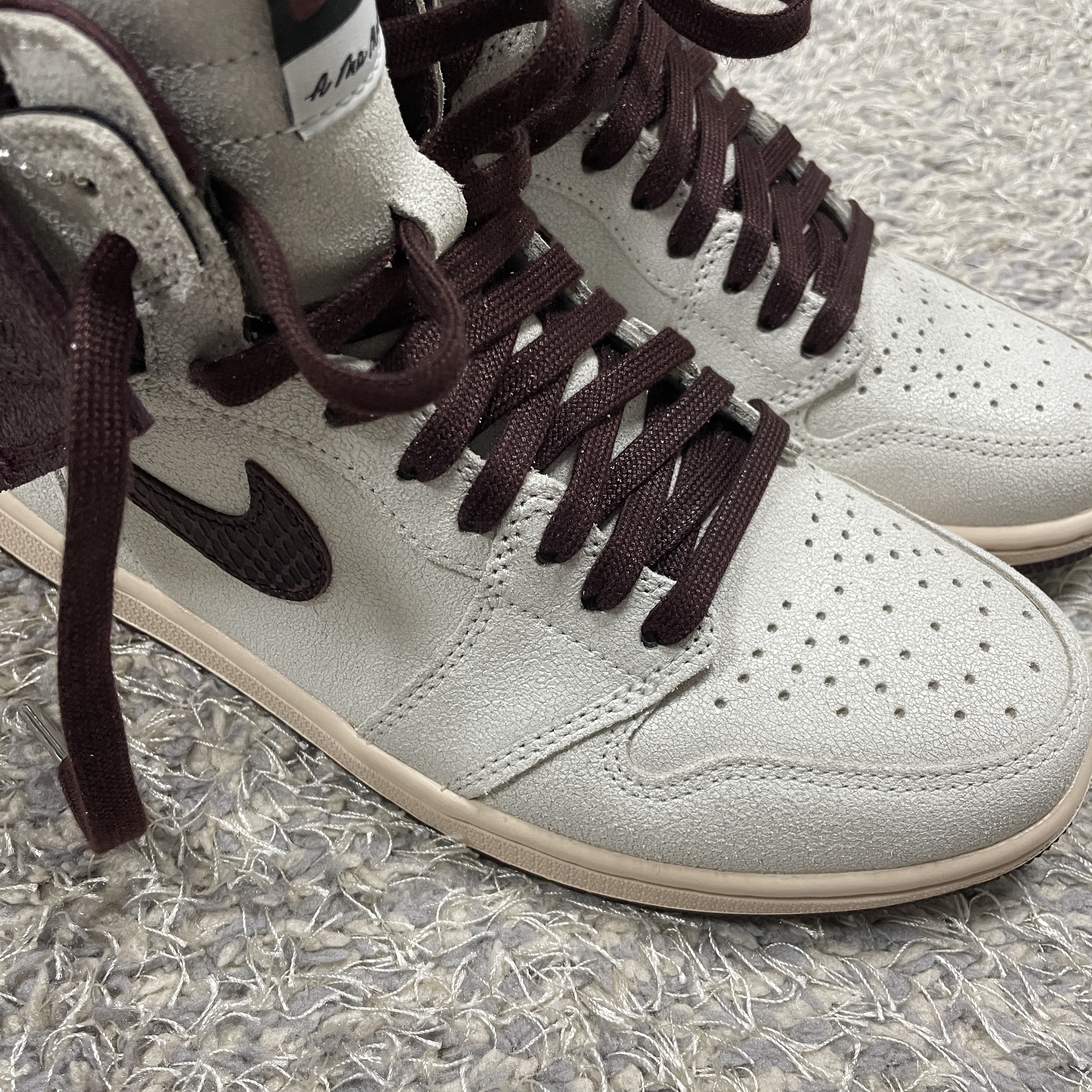 Jordan 1 x A Ma Maniere Retro High OG SP Sail and Burgundy 착용 스타일 - 2