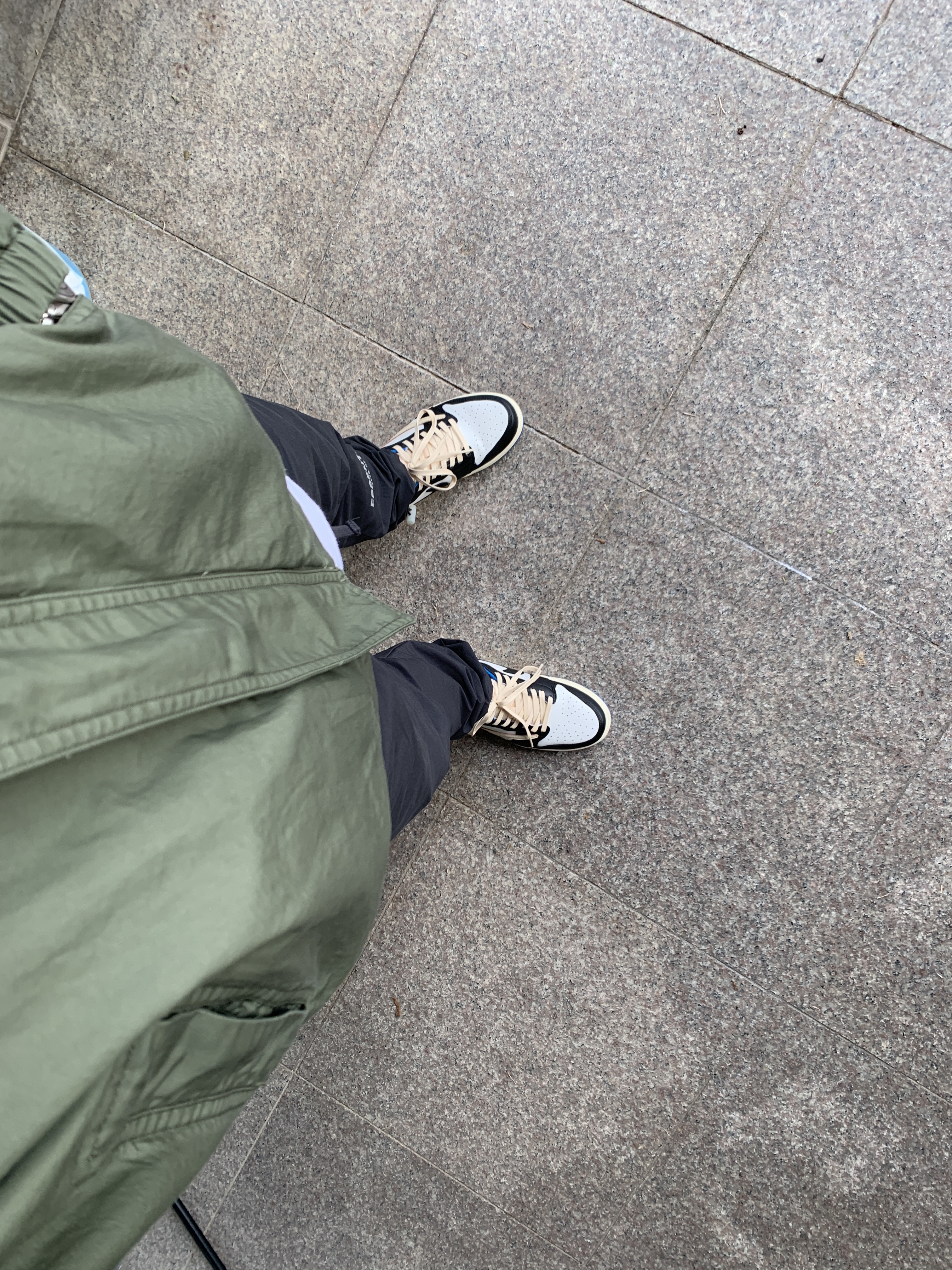 Supreme Raglan Court Jacket Olive - 20SS, Supreme Reflective Dyed Camp Cap Black - 21SS 착용 스타일 - 2