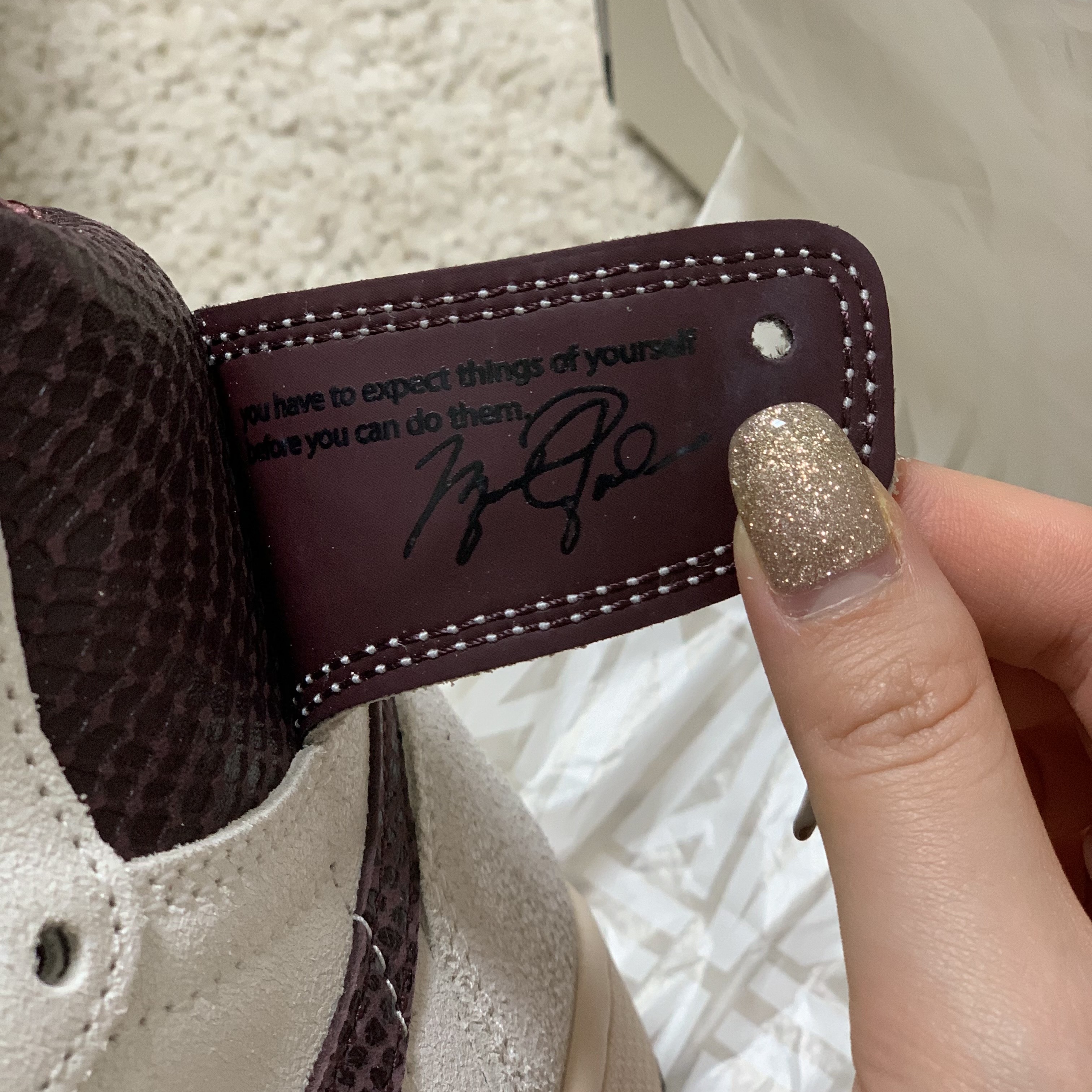 Jordan 1 x A Ma Maniere Retro High OG SP Sail and Burgundy 착용 스타일 - 2