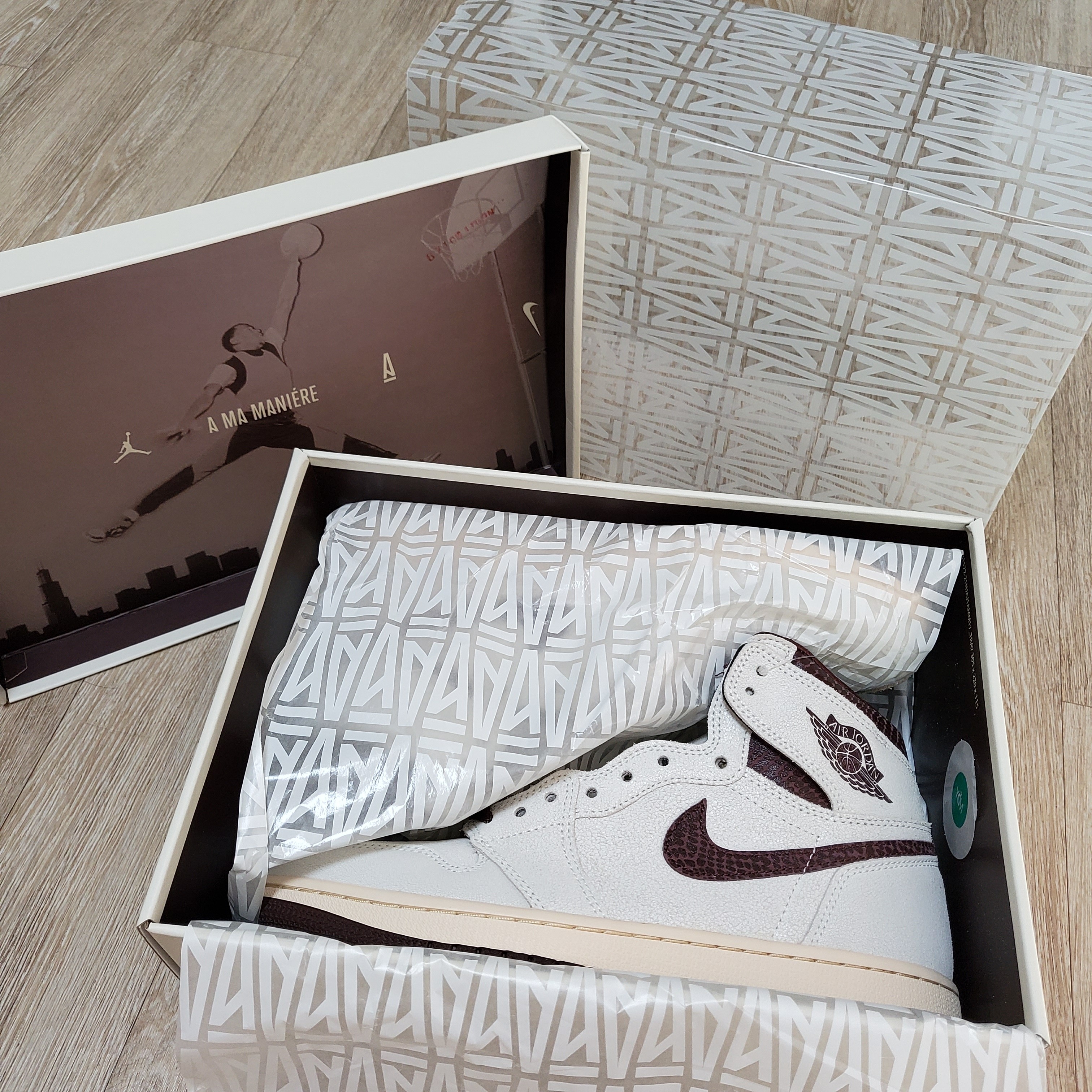Jordan 1 x A Ma Maniere Retro High OG SP Sail and Burgundy 착용 스타일