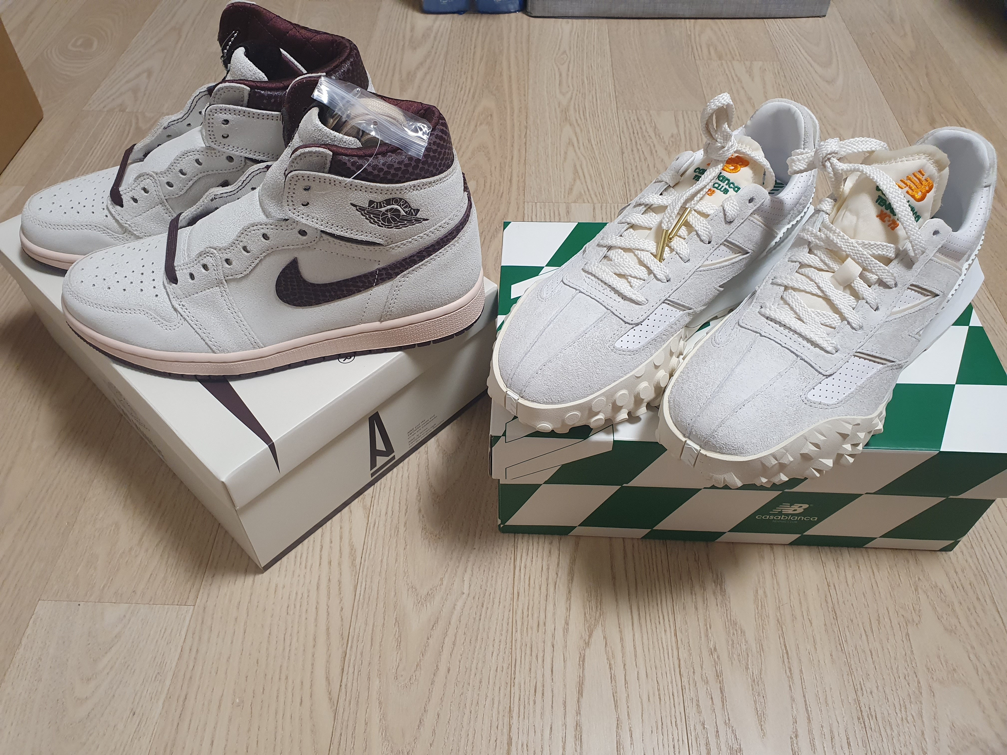 Jordan 1 x A Ma Maniere Retro High OG SP Sail and Burgundy, New Balance x Casablanca XC-72 Marshmallow Brilliant White 착용 스타일 - 5